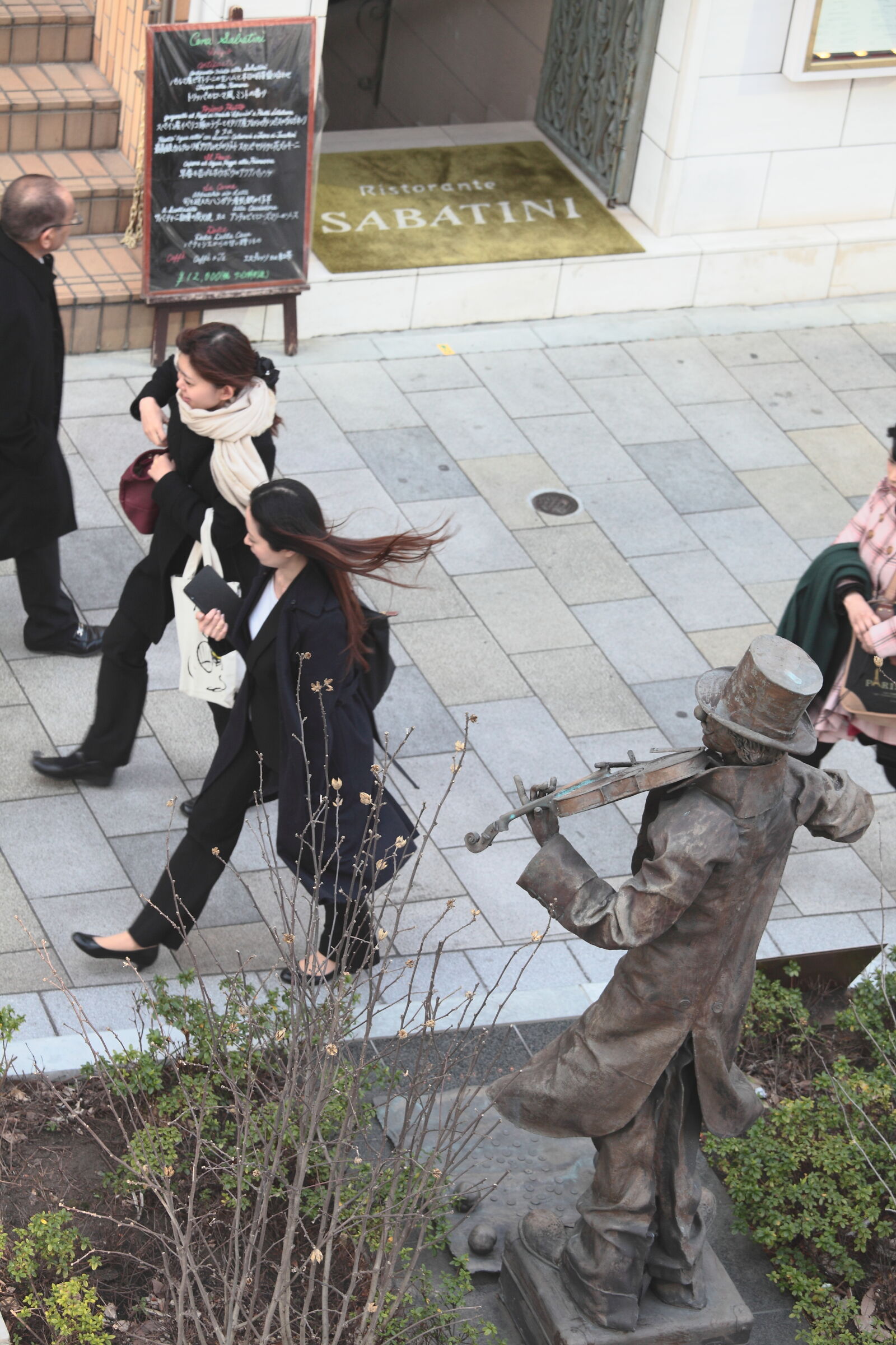 Canon EF 70-200mm F4L IS USM sample photo. Contrast, hat, ignore, lonely photography