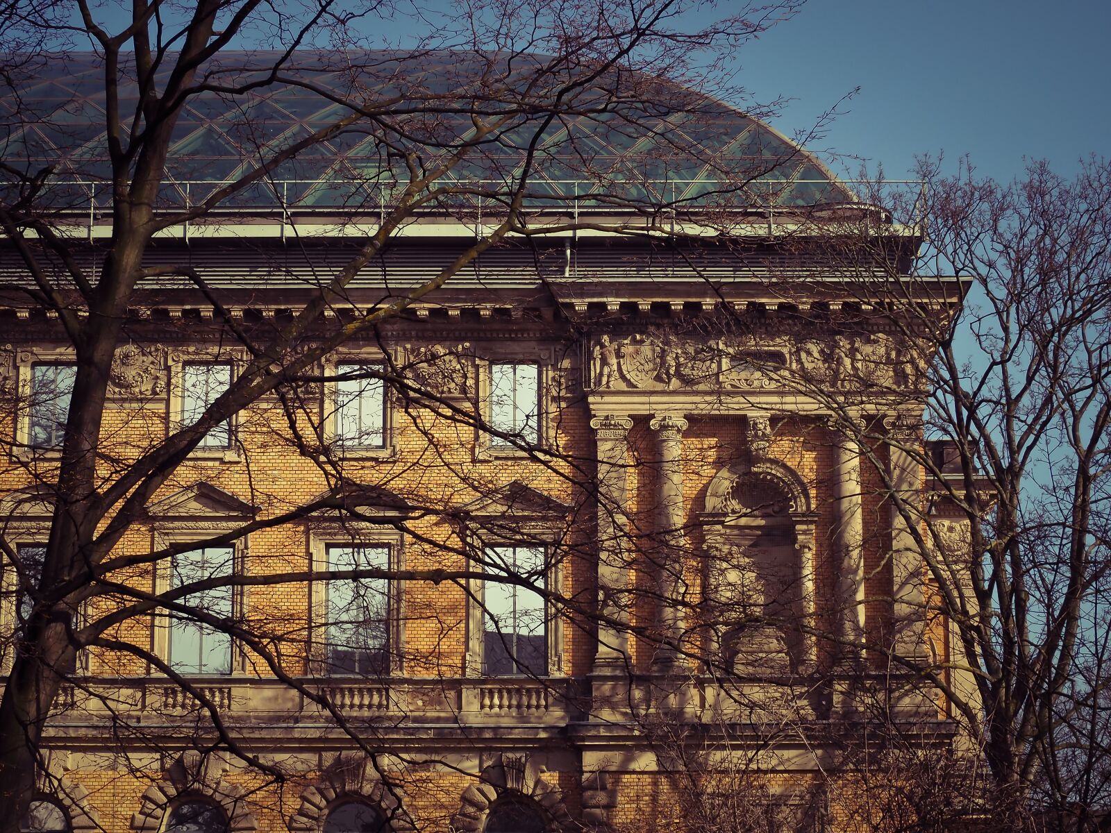 Olympus OM-D E-M10 sample photo. Architecture, facade, building photography