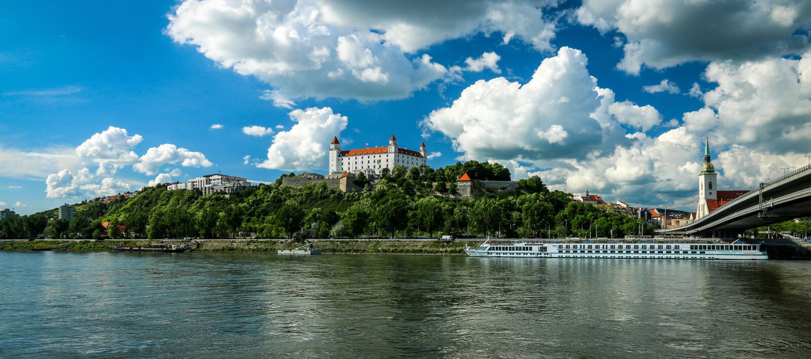 Canon EOS 70D sample photo. Bratislava, castle, the clouds photography