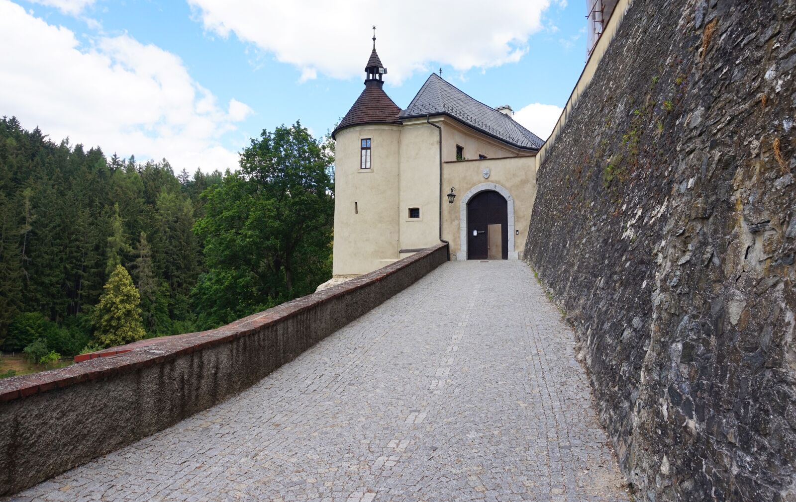 Sony Alpha a5000 (ILCE 5000) sample photo. Entrance, castle, czechia photography