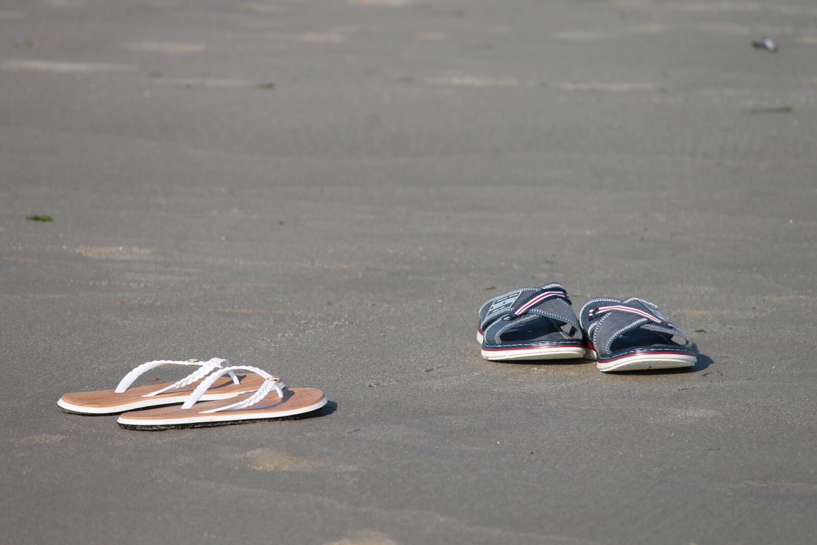 Canon EOS 1100D (EOS Rebel T3 / EOS Kiss X50) sample photo. Slippers, beach, flip flops photography