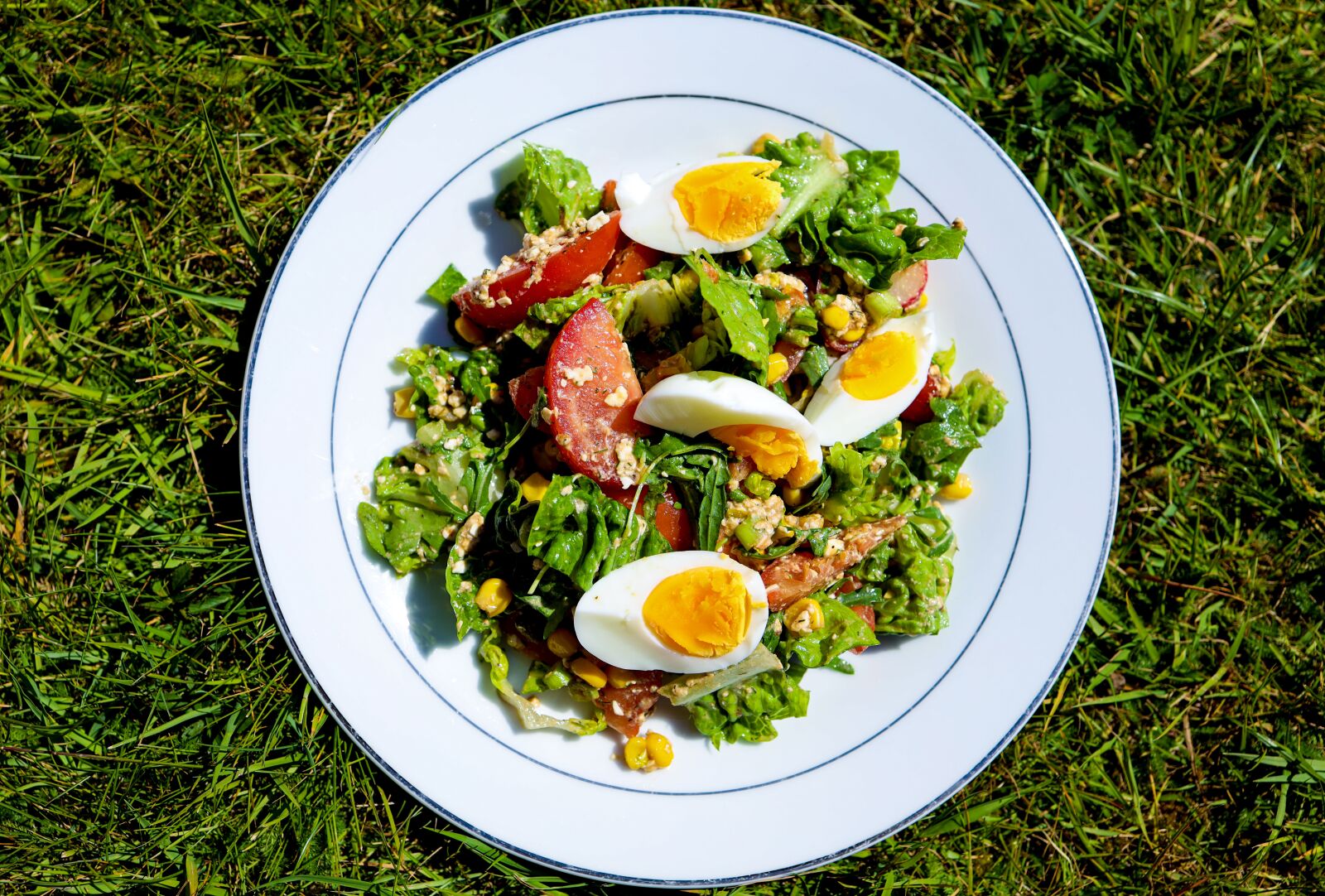 Canon EOS R + Canon RF 35mm F1.8 IS STM Macro sample photo. Salad, eggs, egg photography