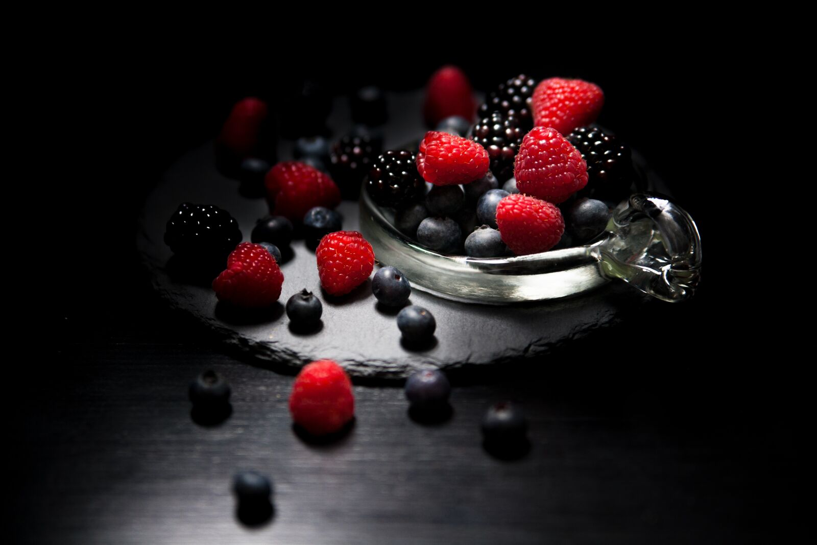 Canon EOS-1Ds Mark II sample photo. Raspberries, fruits, blueberries photography