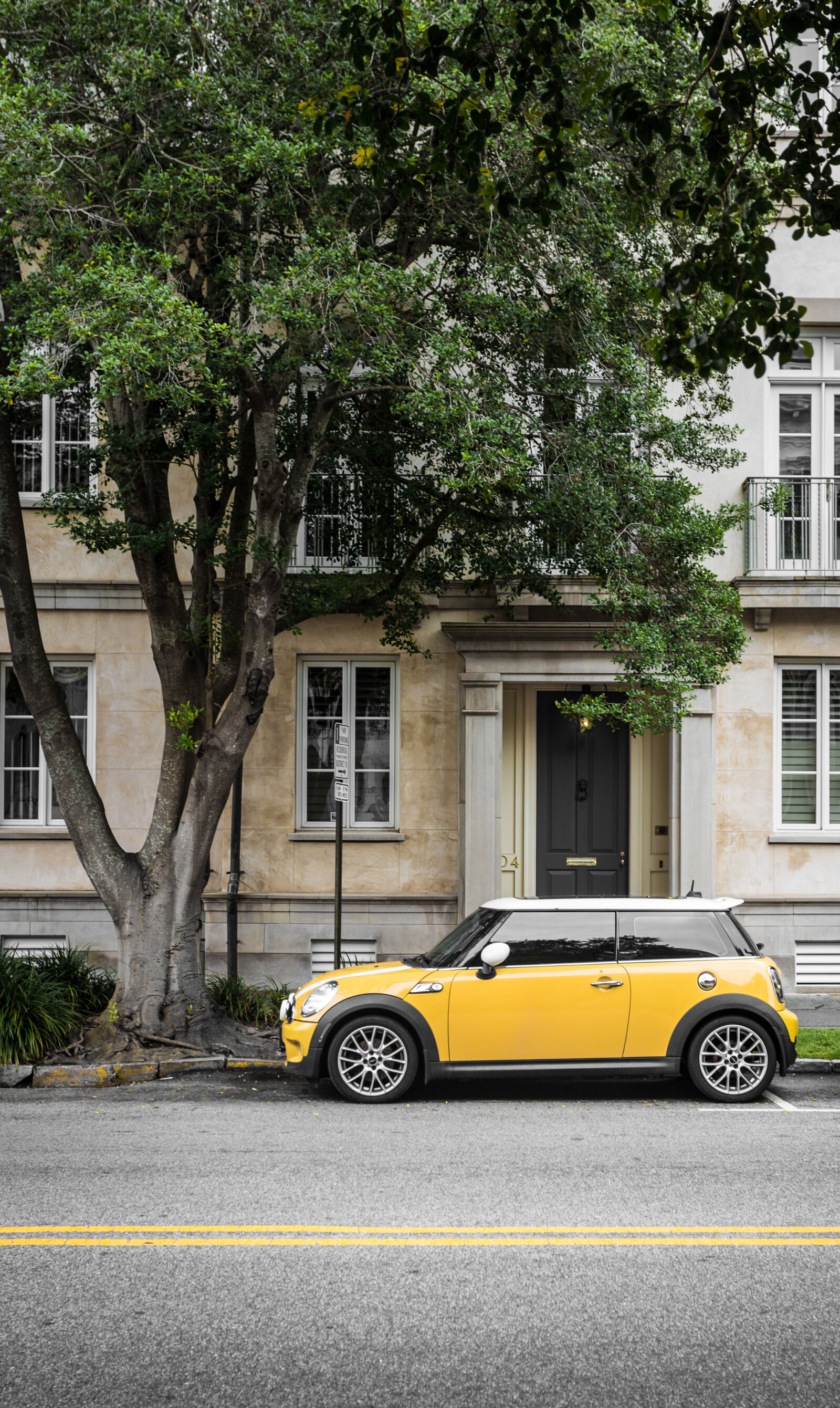 Canon EOS 6D + Canon EF 17-40mm F4L USM sample photo. Yellow, mini, cooper, parked photography