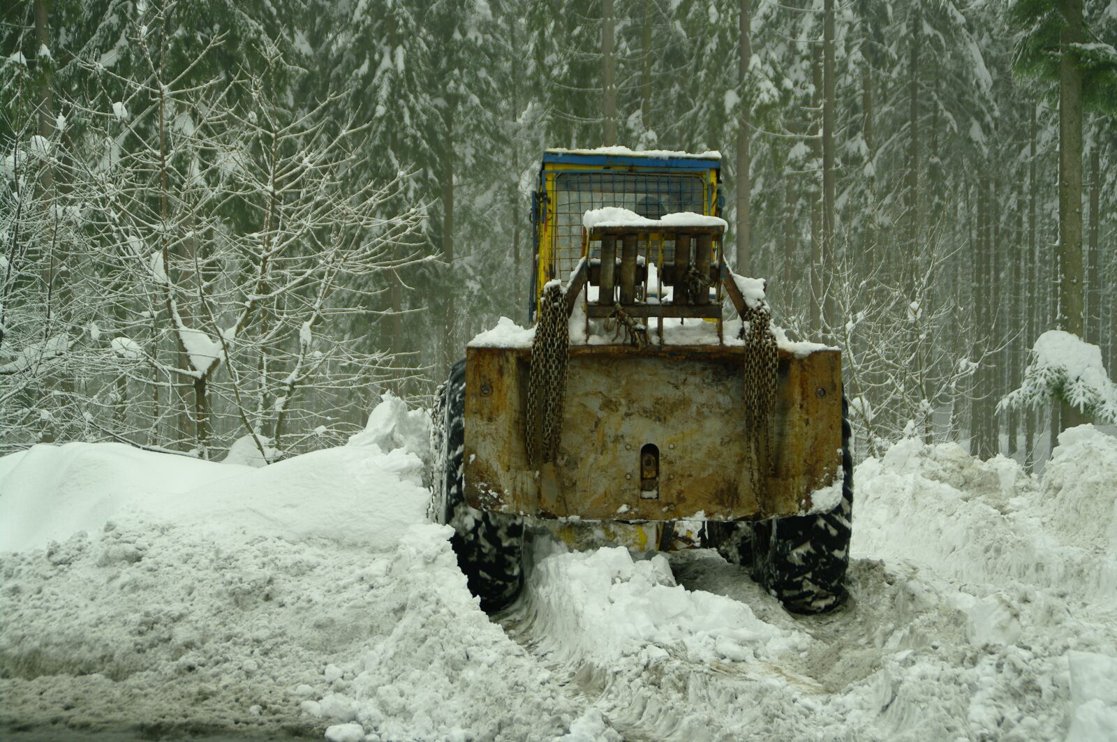 Samsung GX-20 sample photo. Tractor, winter, snow photography