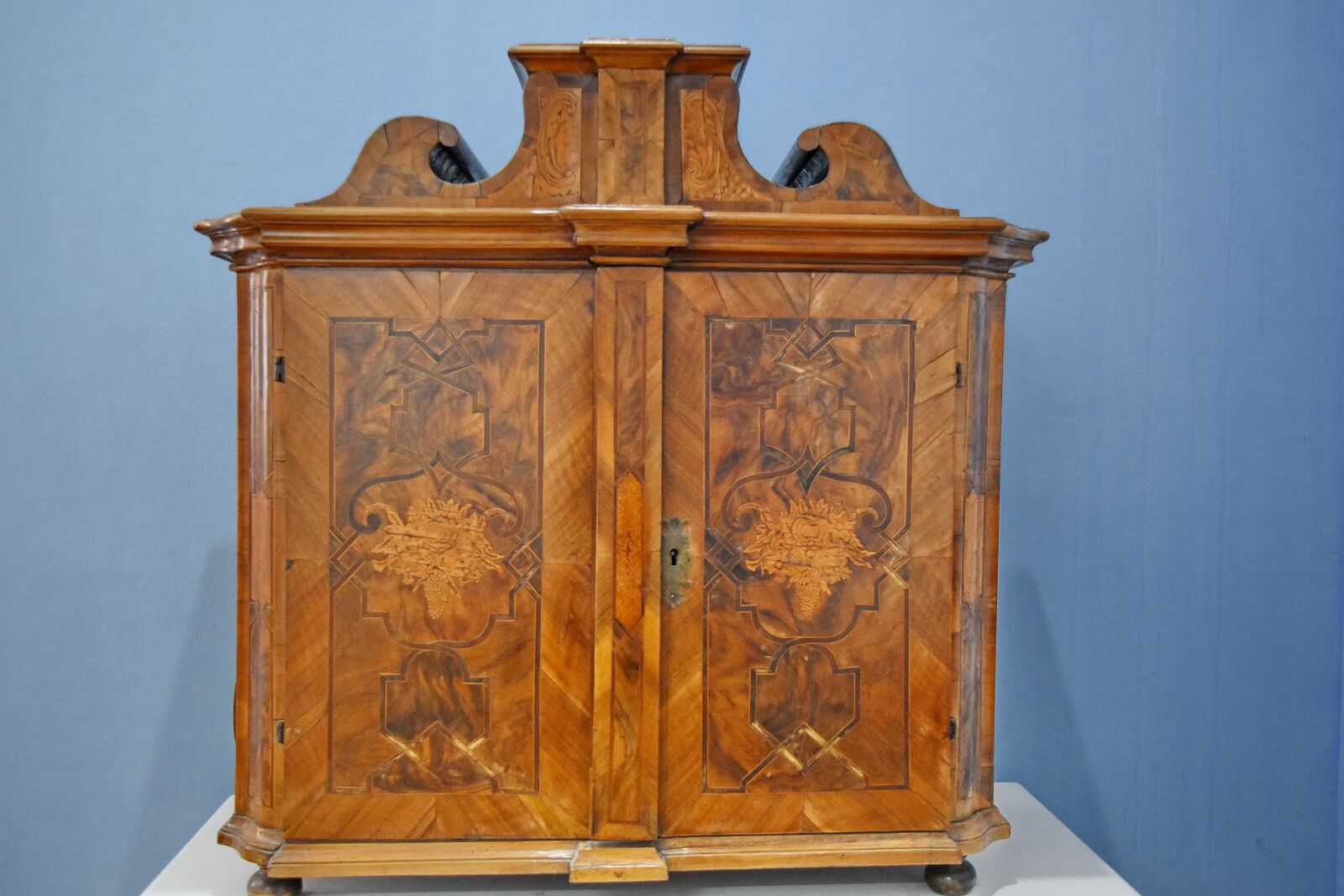 Nikon D5500 sample photo. Furniture, antique, old, wood photography