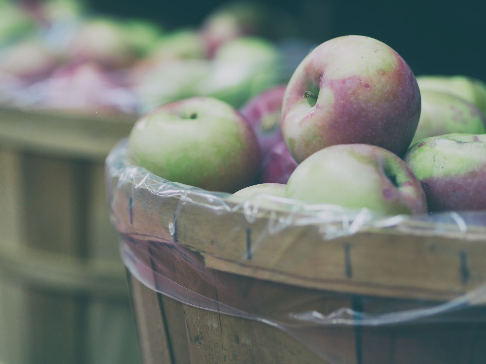 Panasonic Lumix DMC-GX7 sample photo. Apples, basket, blur photography