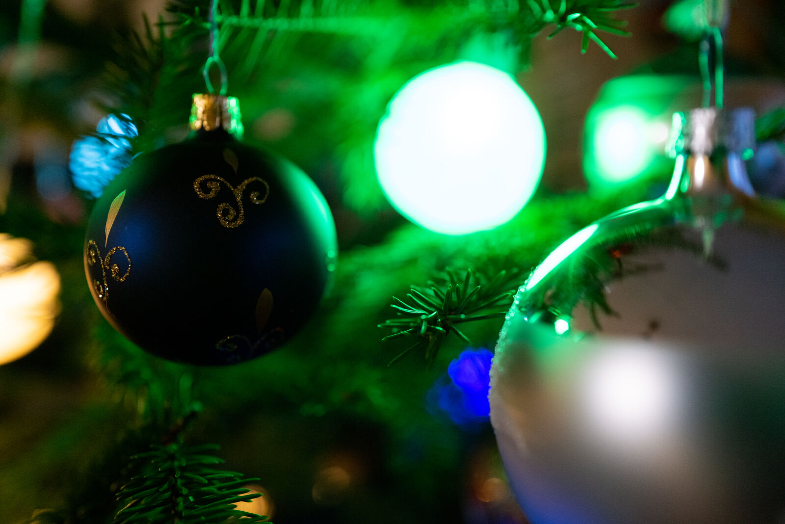 Leica Q2 + SUMMILUX 1:1.7/28 ASPH. sample photo. Christmas tree decoration bokeh photography