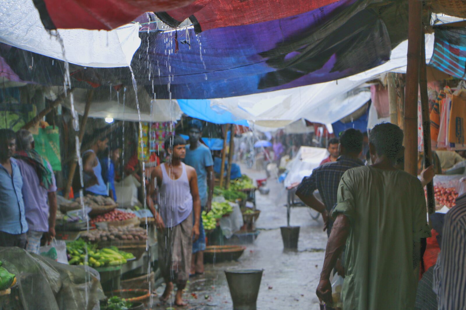 Canon EOS 70D sample photo. Village, rain, market photography
