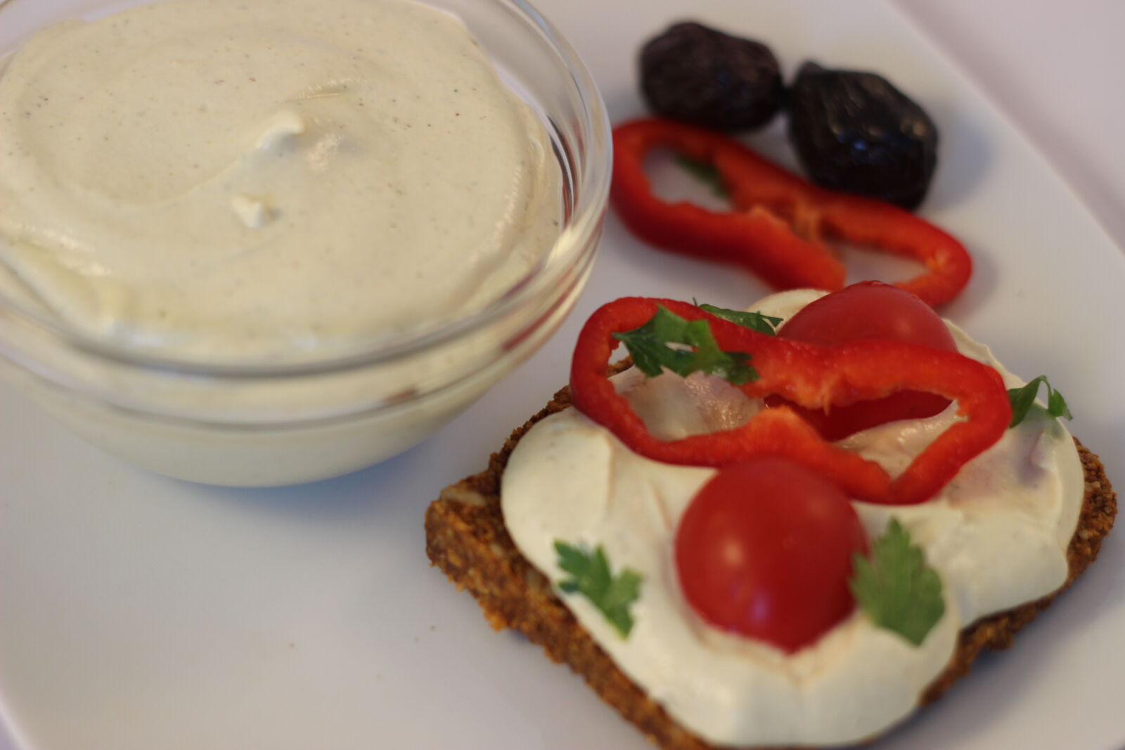 Canon EOS 600D (Rebel EOS T3i / EOS Kiss X5) + Canon EF 50mm F1.8 II sample photo. Vegan, paprika, mayonnaise, vegan photography