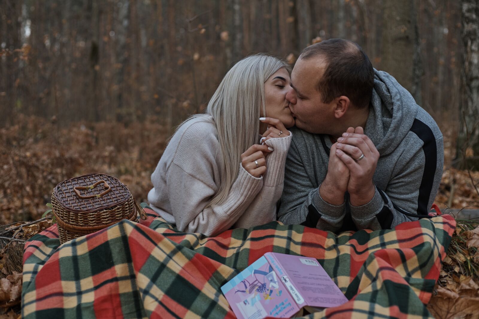 Canon EOS 6D Mark II sample photo. Sweethearts, couple, autumn photography