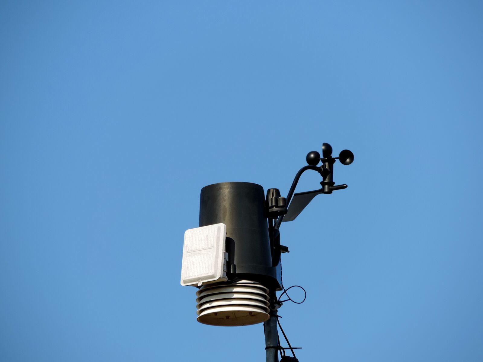 Nikon Coolpix P520 sample photo. Meteorology, outdoors, technology, blue photography