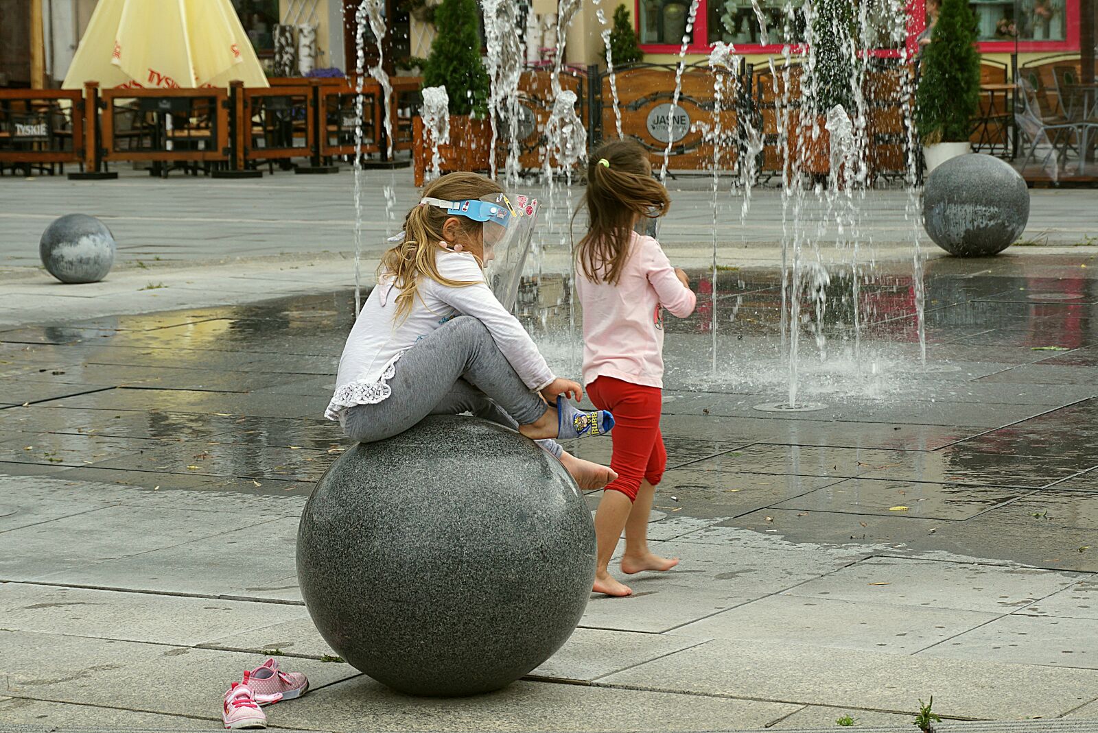 Sony a6000 sample photo. Fountain, sphere, children photography