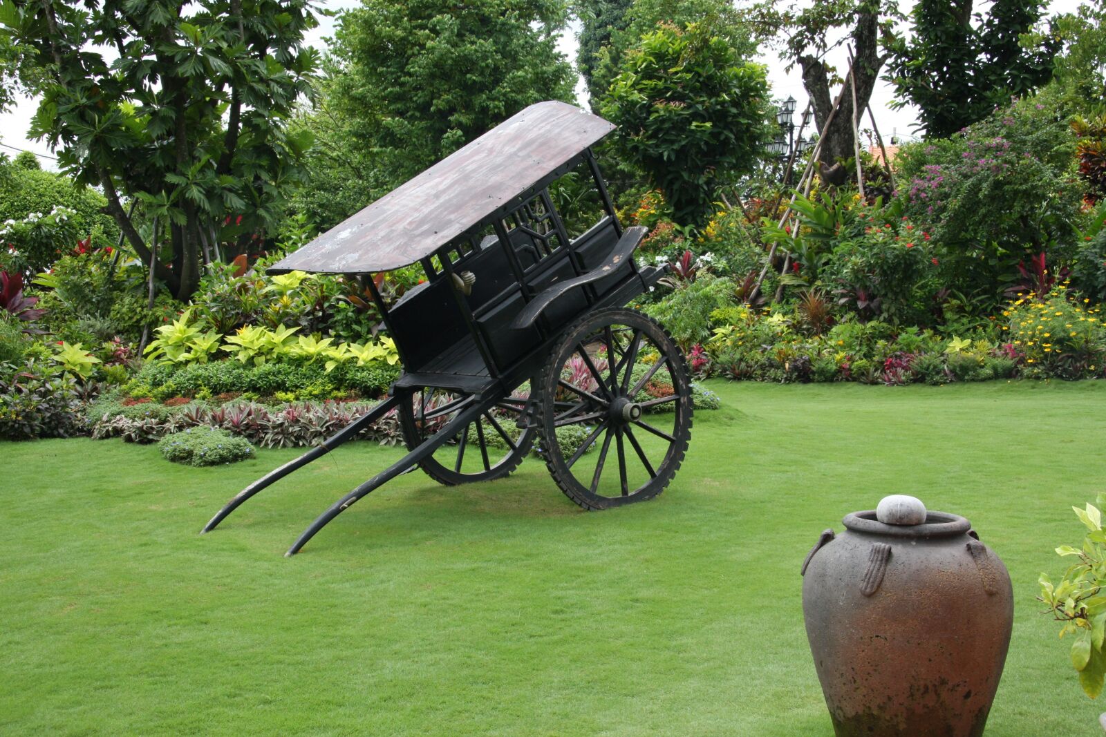 Canon EOS 40D sample photo. Horse carriage, green garden photography