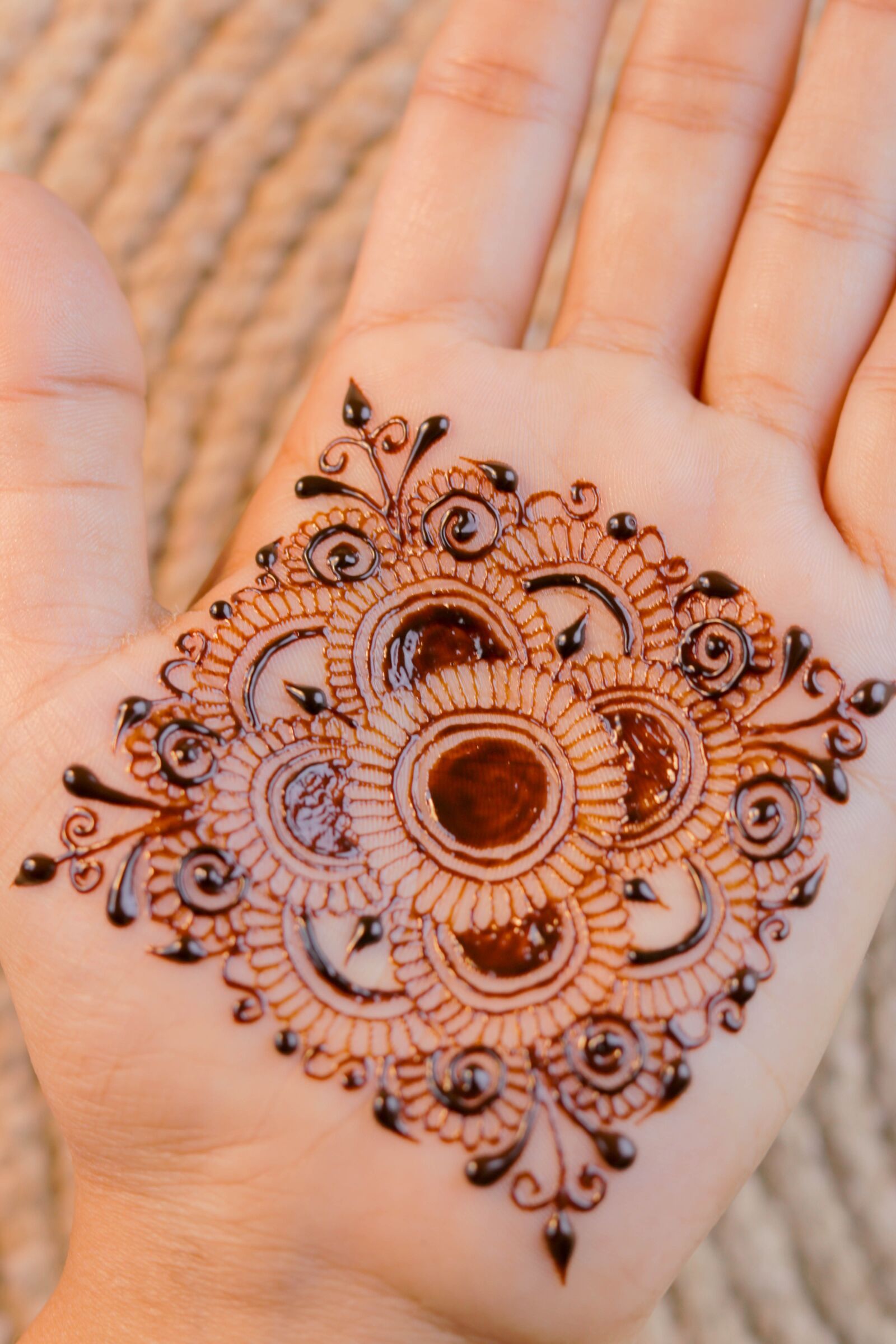 Canon EOS 80D + Canon EF 50mm F1.8 STM sample photo. Henna, hands, mehendi photography