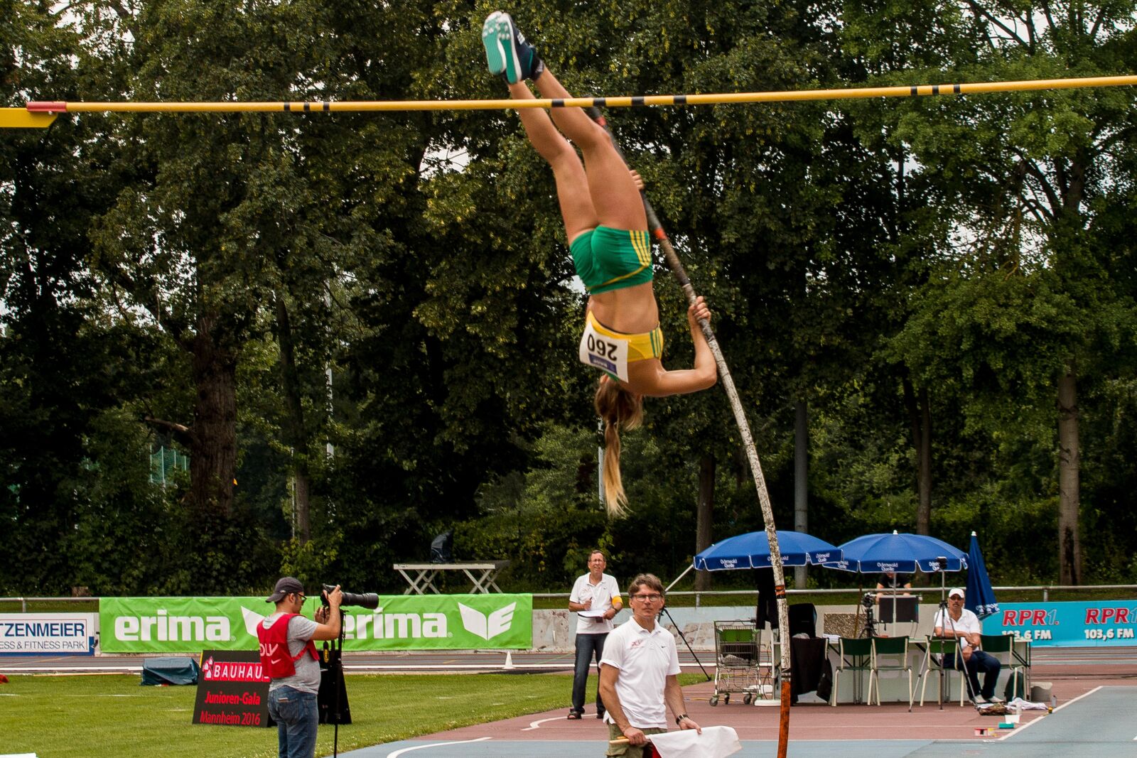 Canon EOS 70D + Canon EF 70-200mm F4L USM sample photo. Athletics, sport, pole vault photography
