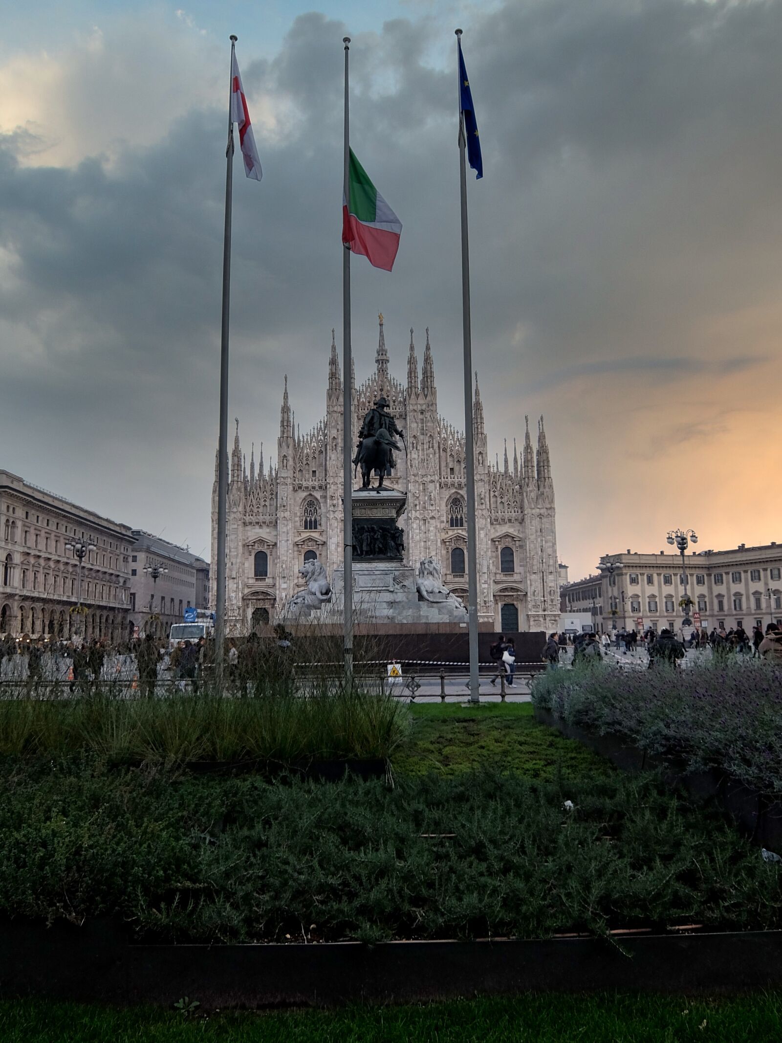 Fujifilm XQ1 sample photo. Duomo, piazza, tourism photography