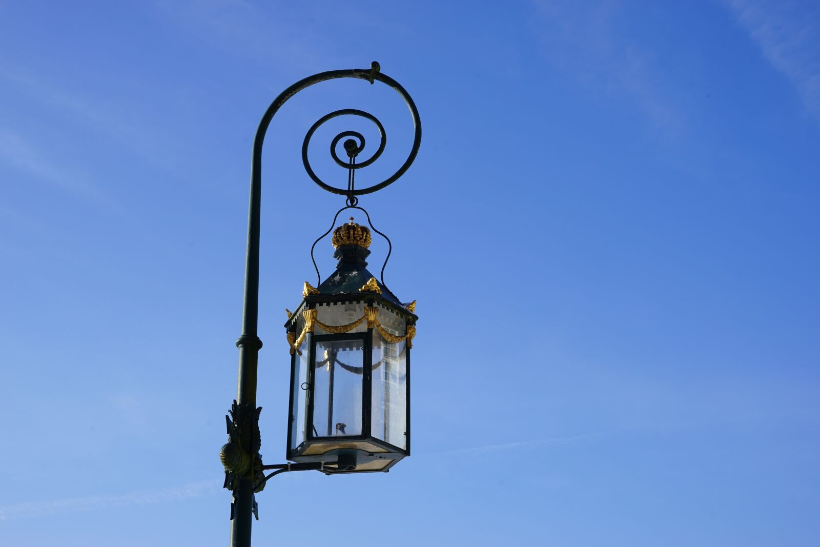 Sony a7 + Sony FE 24-240mm F3.5-6.3 OSS sample photo. Lamp, light, lighting photography