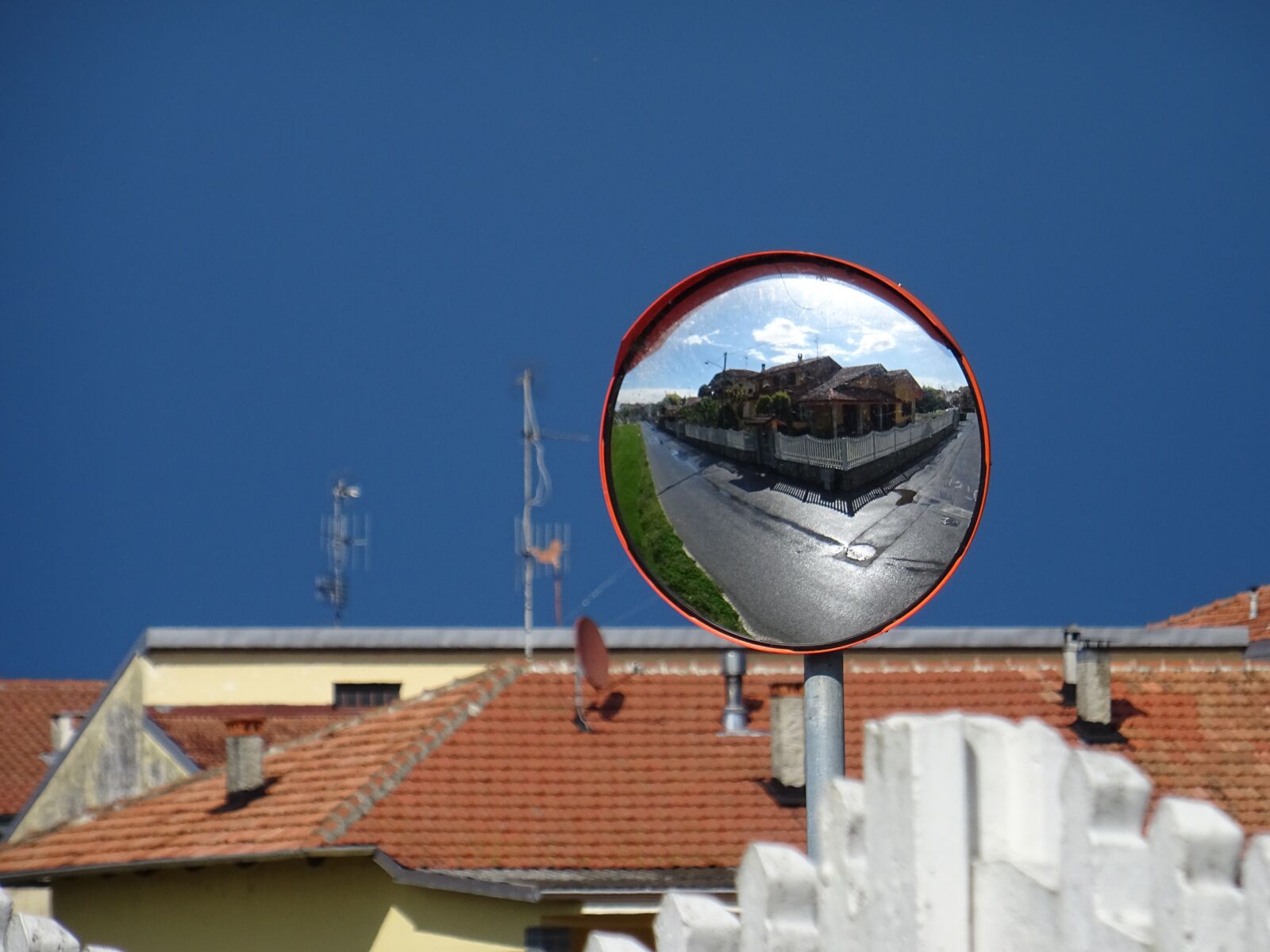 Sony DSC-HX60 sample photo. Mirror, road, houses photography