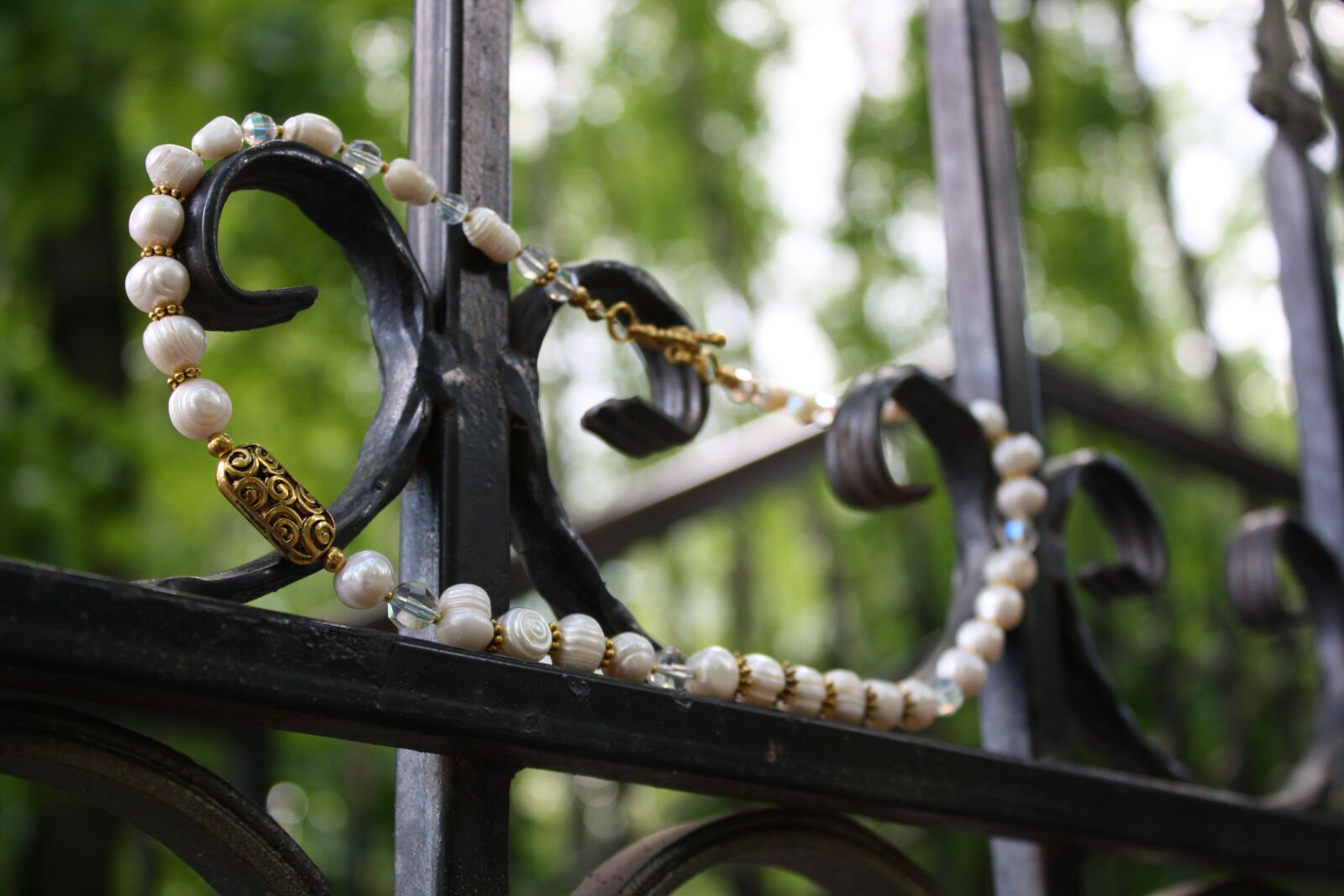 Canon EOS 1000D (EOS Digital Rebel XS / EOS Kiss F) sample photo. Pearl, chaplet, ornament photography