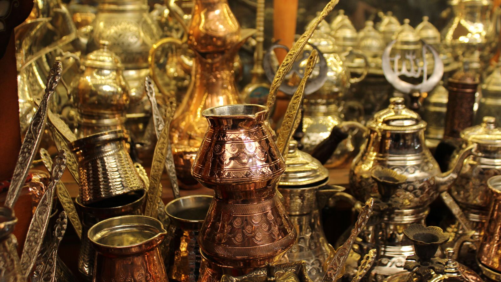 Canon EOS 600D (Rebel EOS T3i / EOS Kiss X5) sample photo. Old, gold, traditional photography
