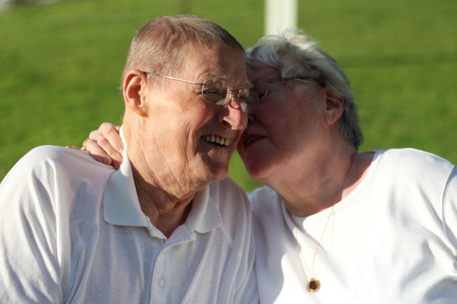 Canon EOS 700D (EOS Rebel T5i / EOS Kiss X7i) sample photo. Grandparents, outdoors, snuggling photography