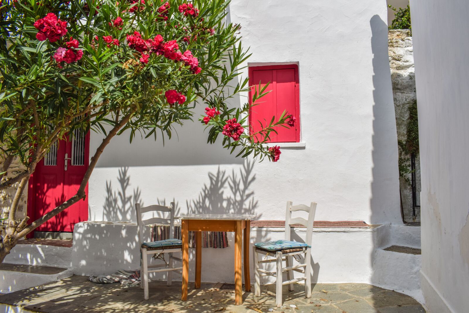 Nikon D3300 sample photo. Yard, table, chairs photography