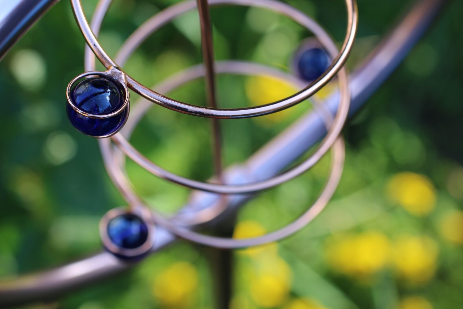 Canon EOS 700D (EOS Rebel T5i / EOS Kiss X7i) sample photo. Spiral, garden, blue photography