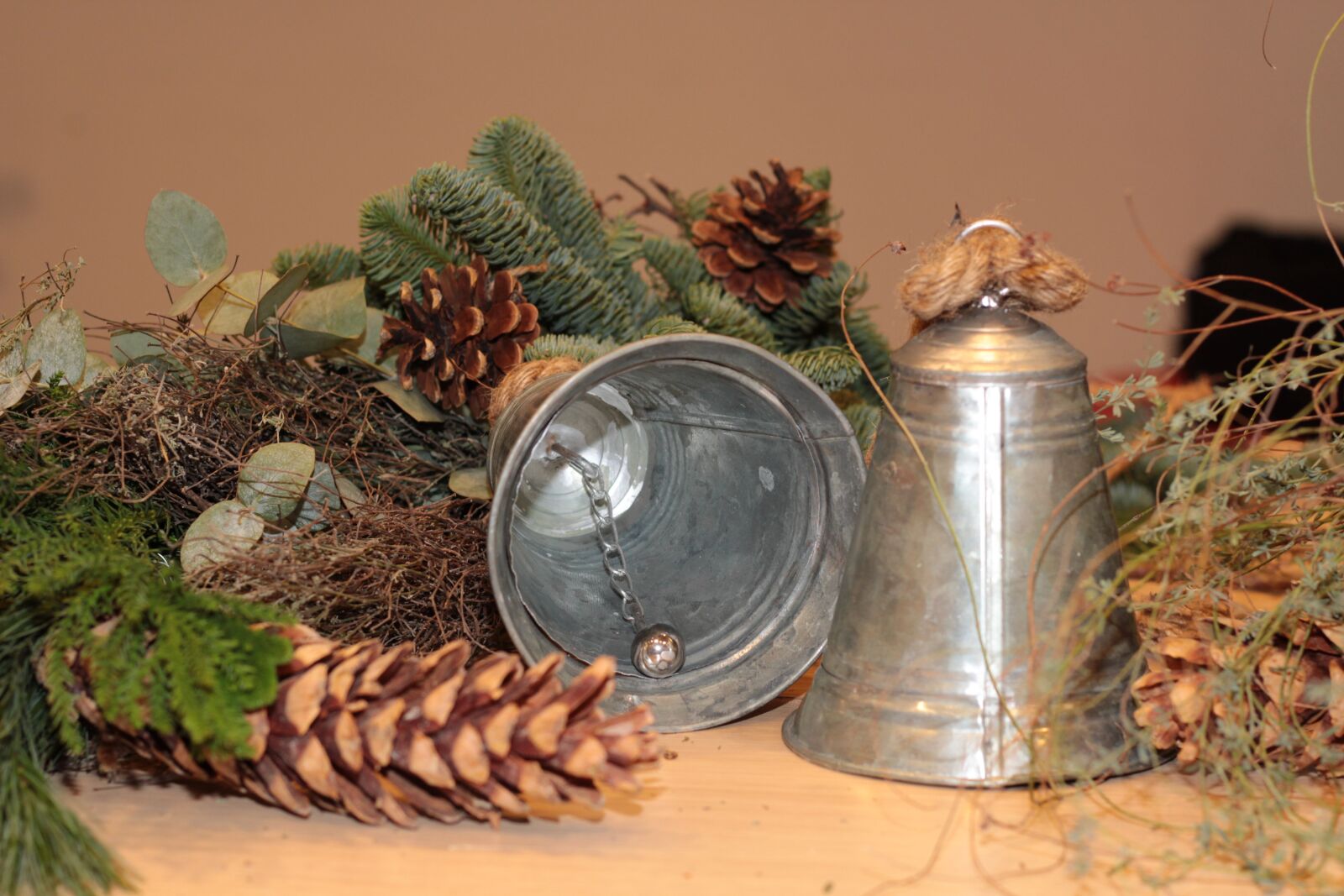 Canon EOS 600D (Rebel EOS T3i / EOS Kiss X5) + Canon EF 50mm F1.8 STM sample photo. Christmas, decoration, clock photography