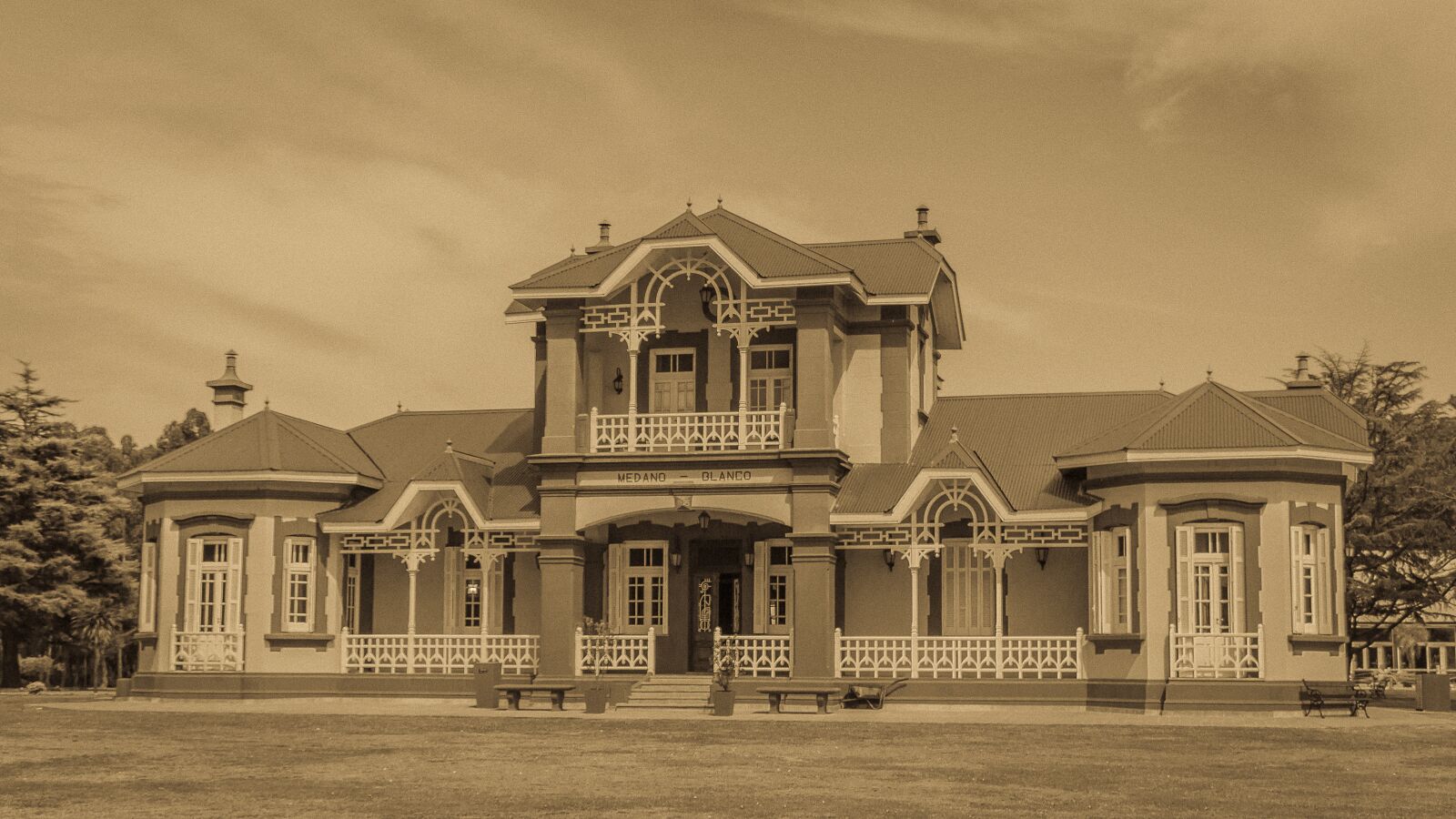 Canon EOS 70D sample photo. Old, white medano, house photography