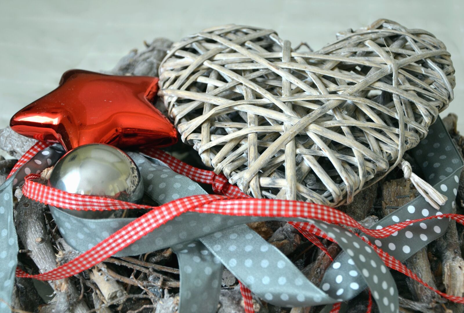 Nikon D5100 sample photo. Heart, star, sphere, decoration photography