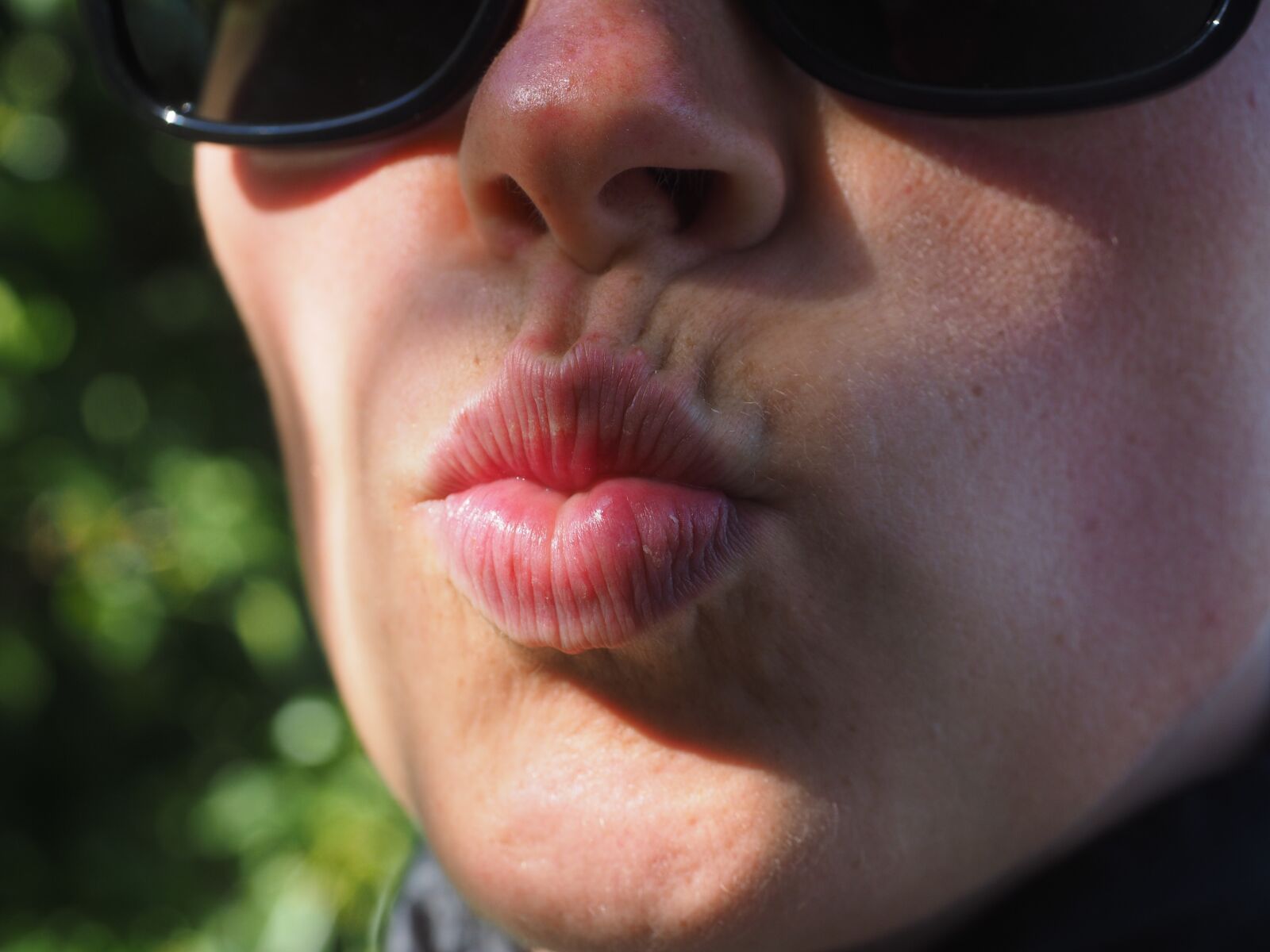 Olympus OM-D E-M1 + Olympus M.Zuiko Digital ED 12-40mm F2.8 Pro sample photo. Kiss mouth, pouty lips photography