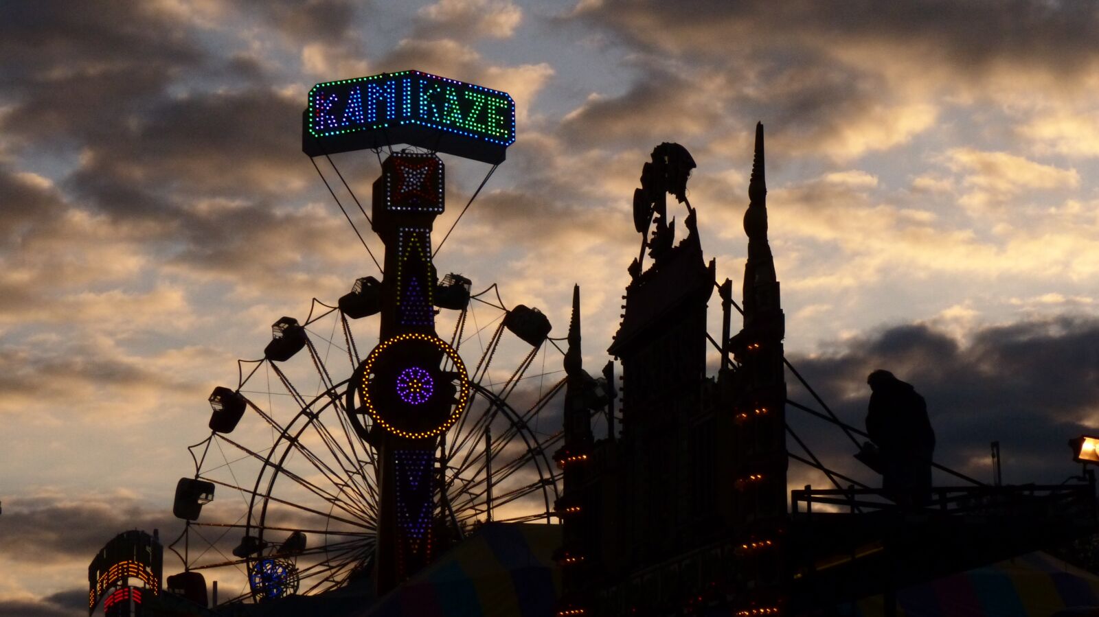 Panasonic Lumix DMC-FZ200 sample photo. Kamikaze, carnival, ride photography