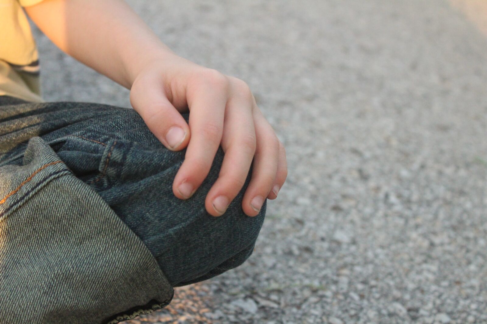 Canon EOS 1300D (EOS Rebel T6 / EOS Kiss X80) sample photo. Hand, leg, fingers photography