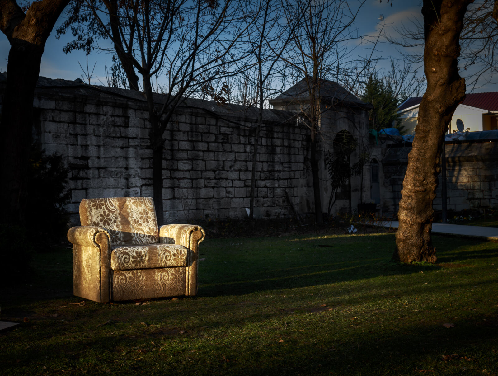 Canon EOS 700D (EOS Rebel T5i / EOS Kiss X7i) sample photo. Blue, couch, courtyard, dark photography