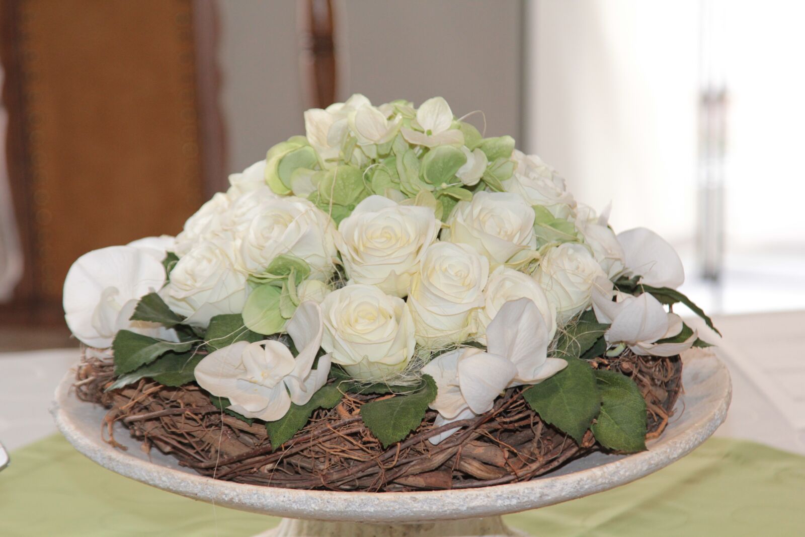 Canon EOS 60D sample photo. Floral arrangement, roses, white photography