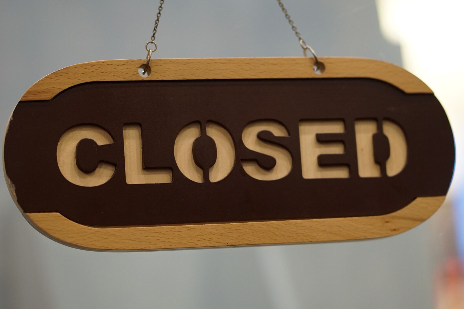 Sony a6000 + Sony FE 85mm F1.8 sample photo. Closed, sign, wooden photography