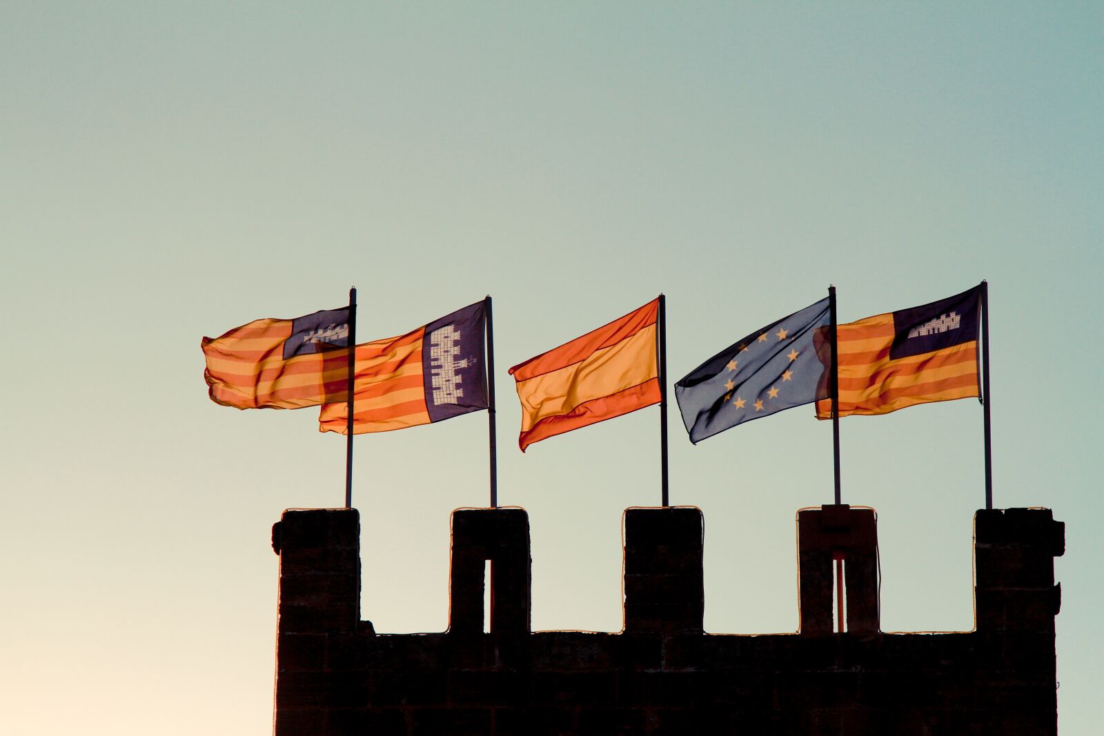 Canon EOS 7D + Canon EF 24-105mm F4L IS USM sample photo. Flag, spain, castle photography