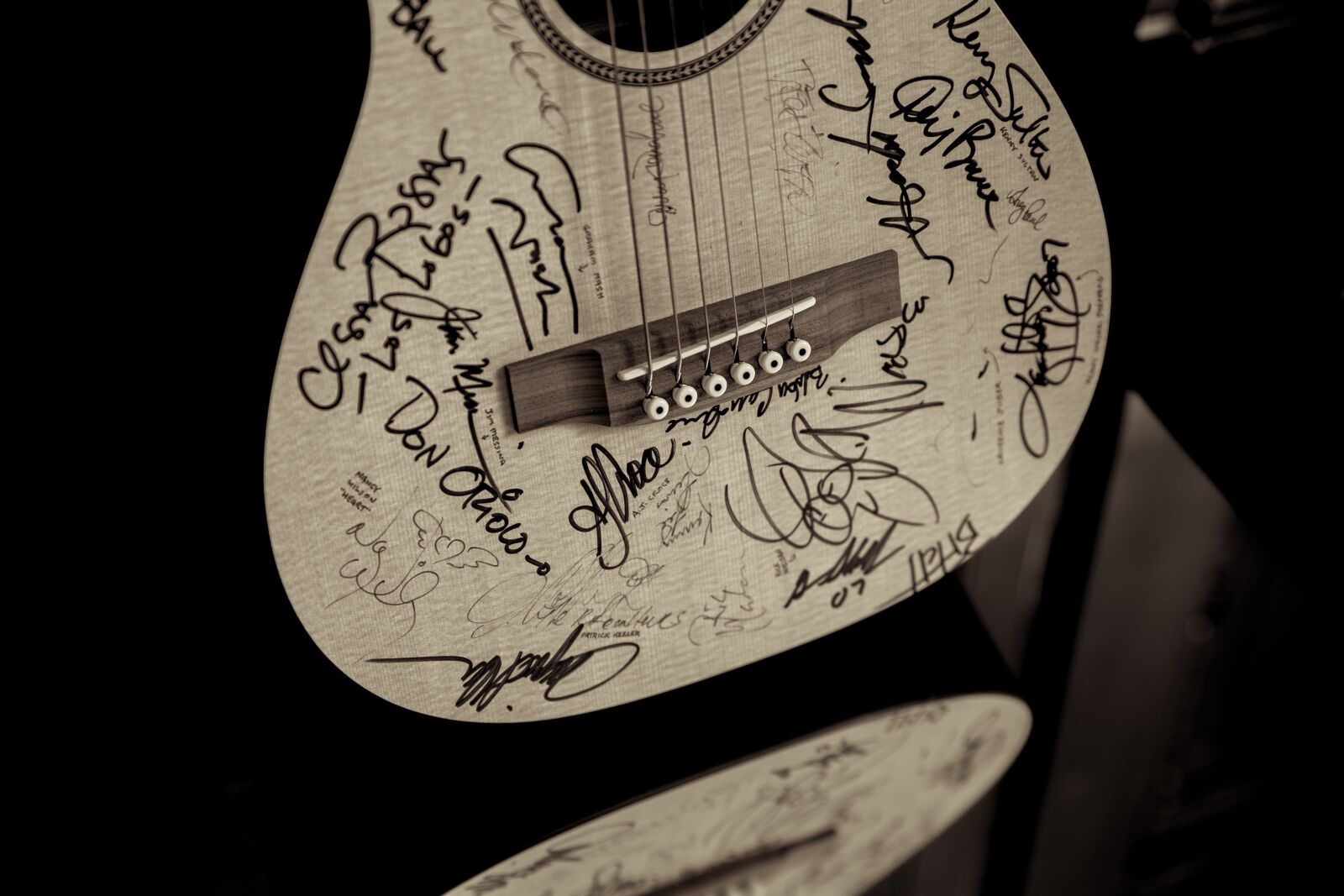 Canon EF 24-70mm F2.8L II USM sample photo. Acoustic, guitar, autograph, dark photography
