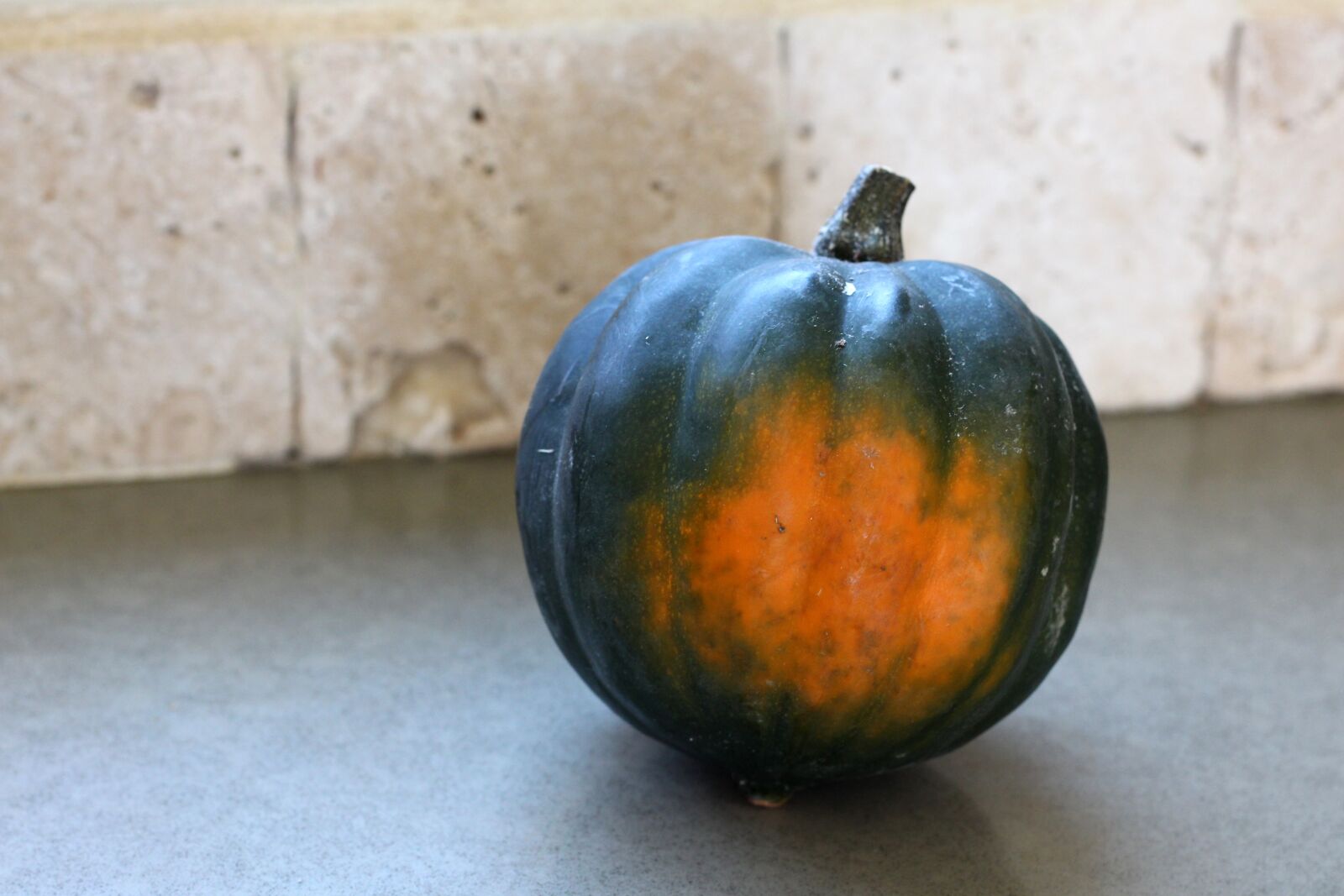 Canon EOS 650D (EOS Rebel T4i / EOS Kiss X6i) + Canon EF 50mm F1.8 II sample photo. Pumpkin, fresh, food photography