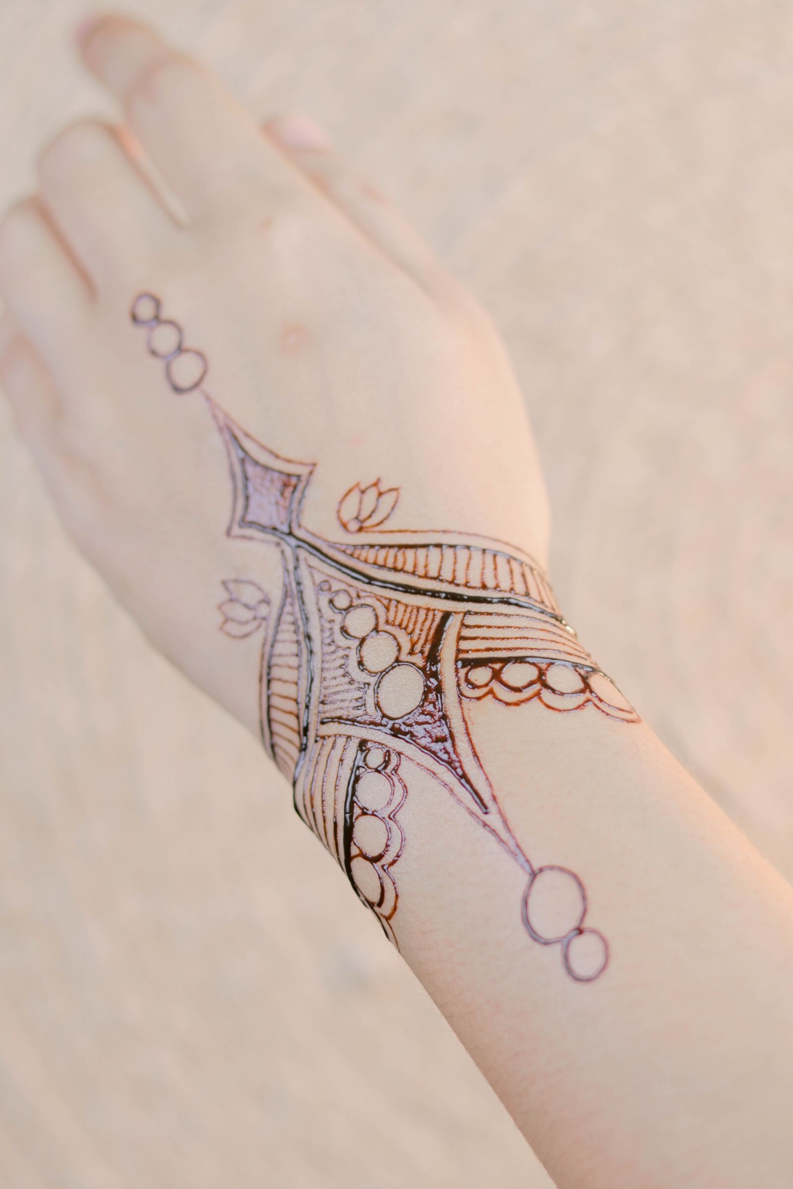 Canon EOS 80D + Canon EF 50mm F1.8 STM sample photo. Henna, hands, mehendi photography