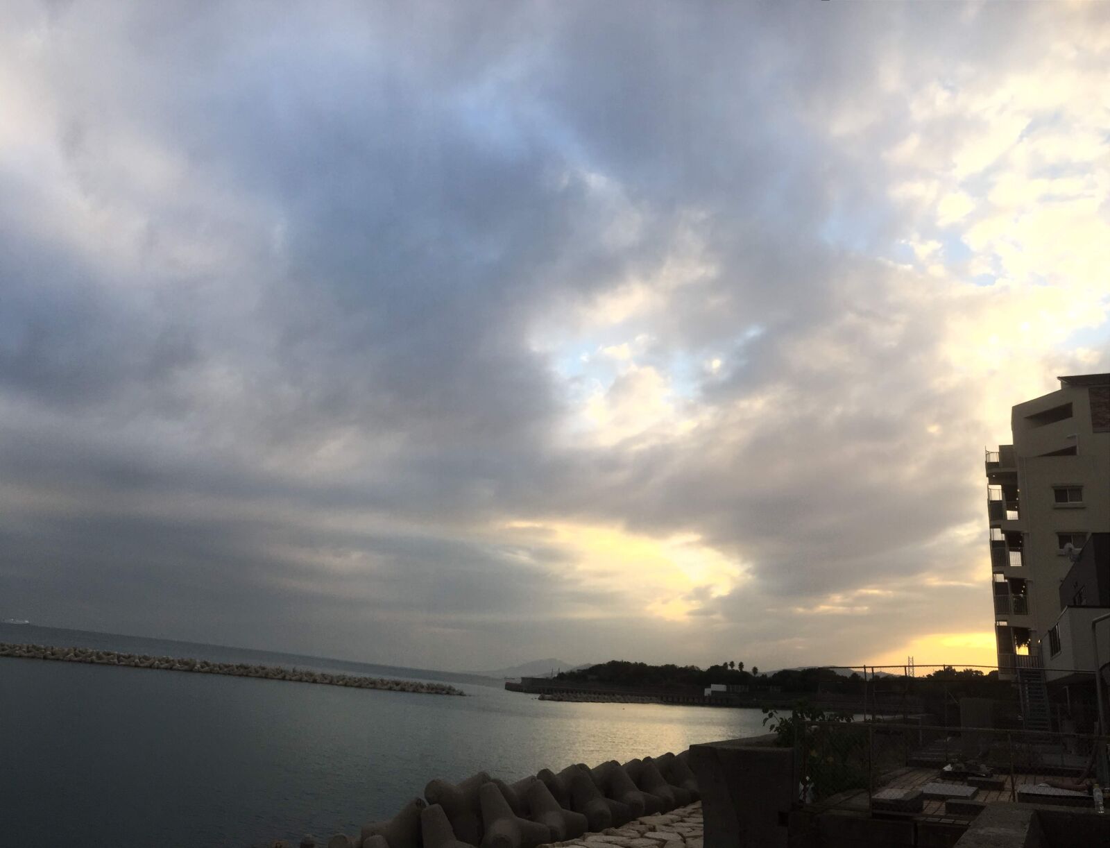 iPhone 6 back camera 4.15mm f/2.2 sample photo. Japan, kobe, sea shore photography