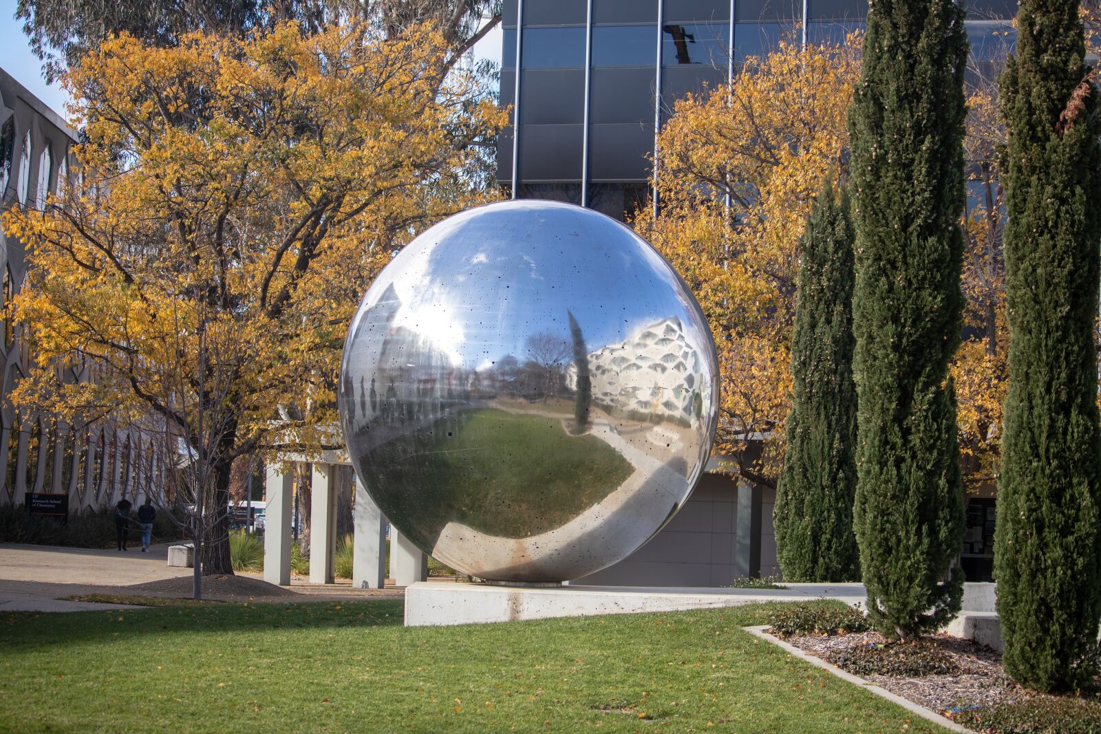 Canon EOS 200D (EOS Rebel SL2 / EOS Kiss X9) sample photo. Sculpture, metal, sphere photography