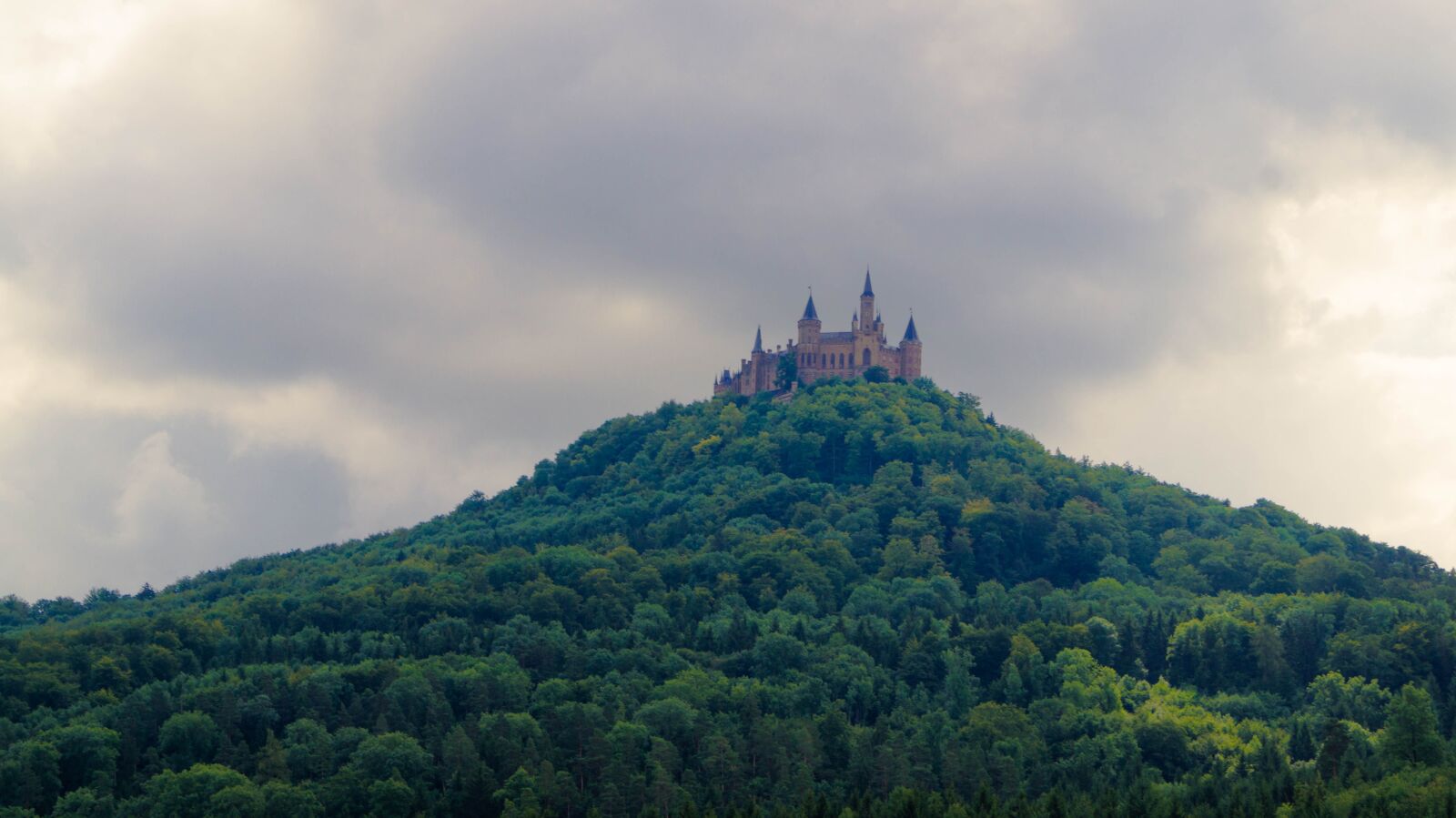 Sony DT 18-55mm F3.5-5.6 SAM II sample photo. Castle, grass, mountain photography