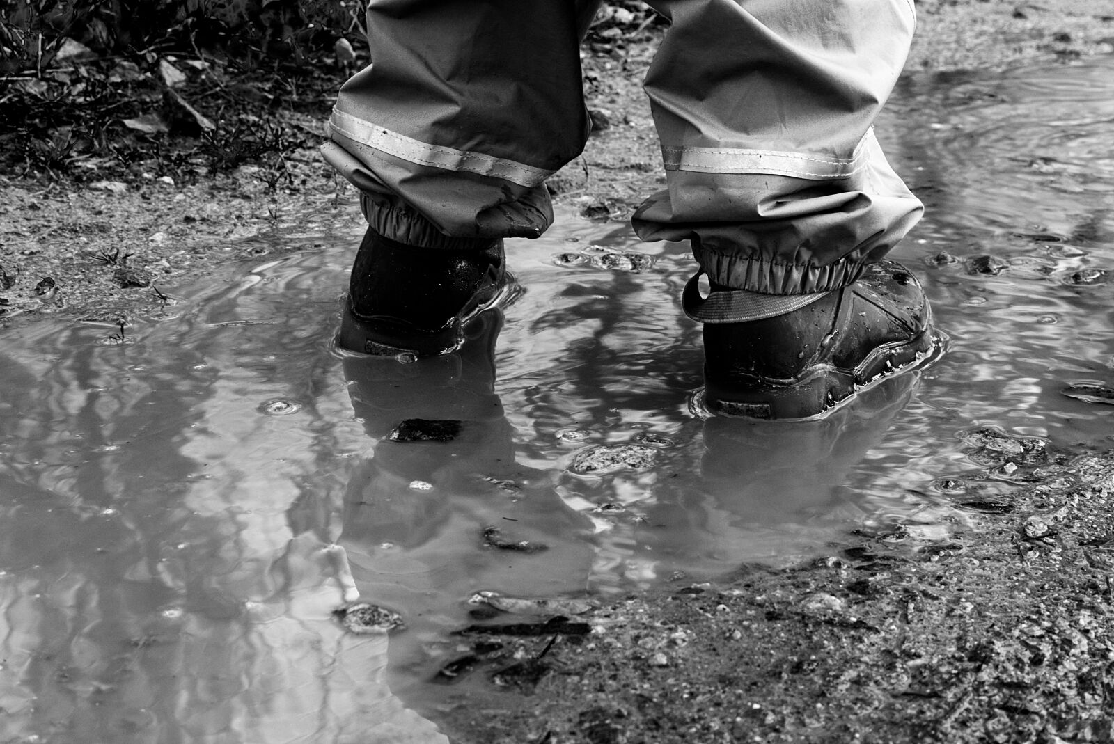 Sony E 16-50mm F3.5-5.6 PZ OSS sample photo. Puddle, feet, legs photography