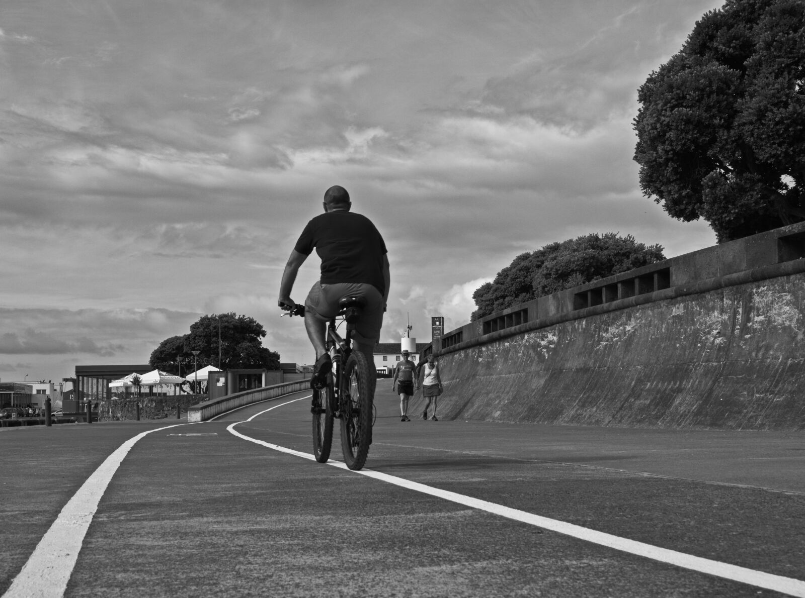 Panasonic Lumix DMC-GX8 sample photo. Path, two wheels, cyclist photography