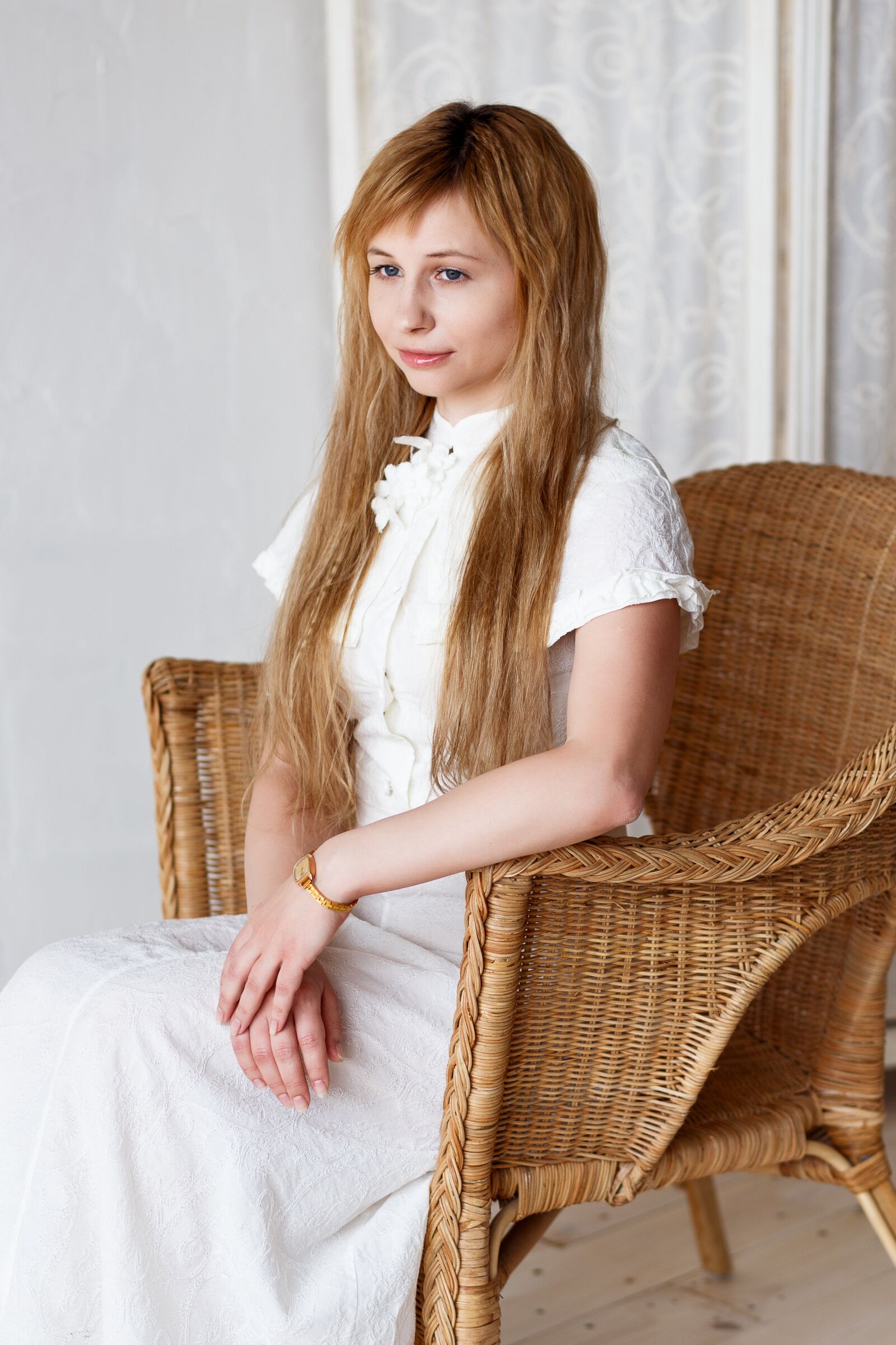 Canon EF 85mm F1.8 USM sample photo. White, white wall, girl photography