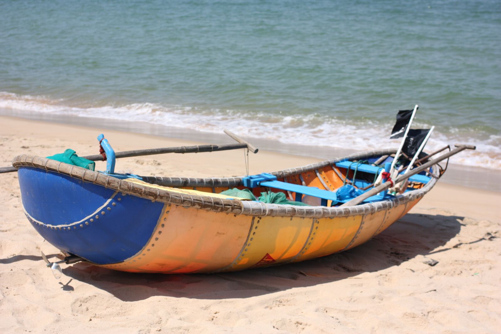 Canon EOS 450D (EOS Rebel XSi / EOS Kiss X2) sample photo. Fishing boat, beach, sand photography