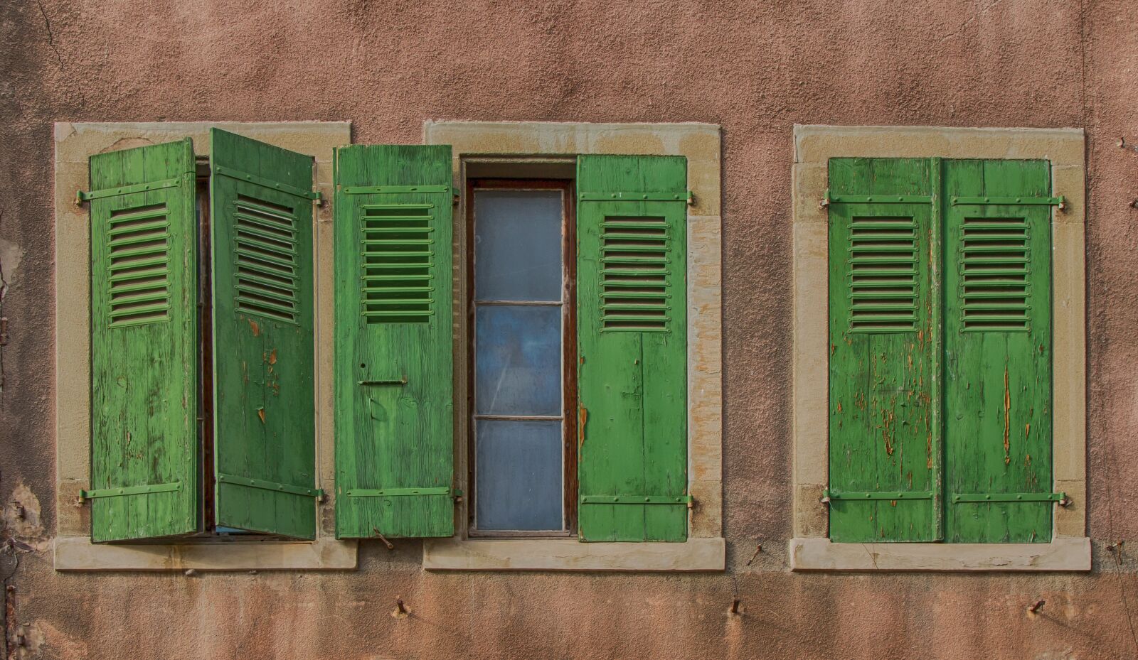 Canon EOS 70D + Canon EF 24-105mm F4L IS USM sample photo. Green, windows, window photography