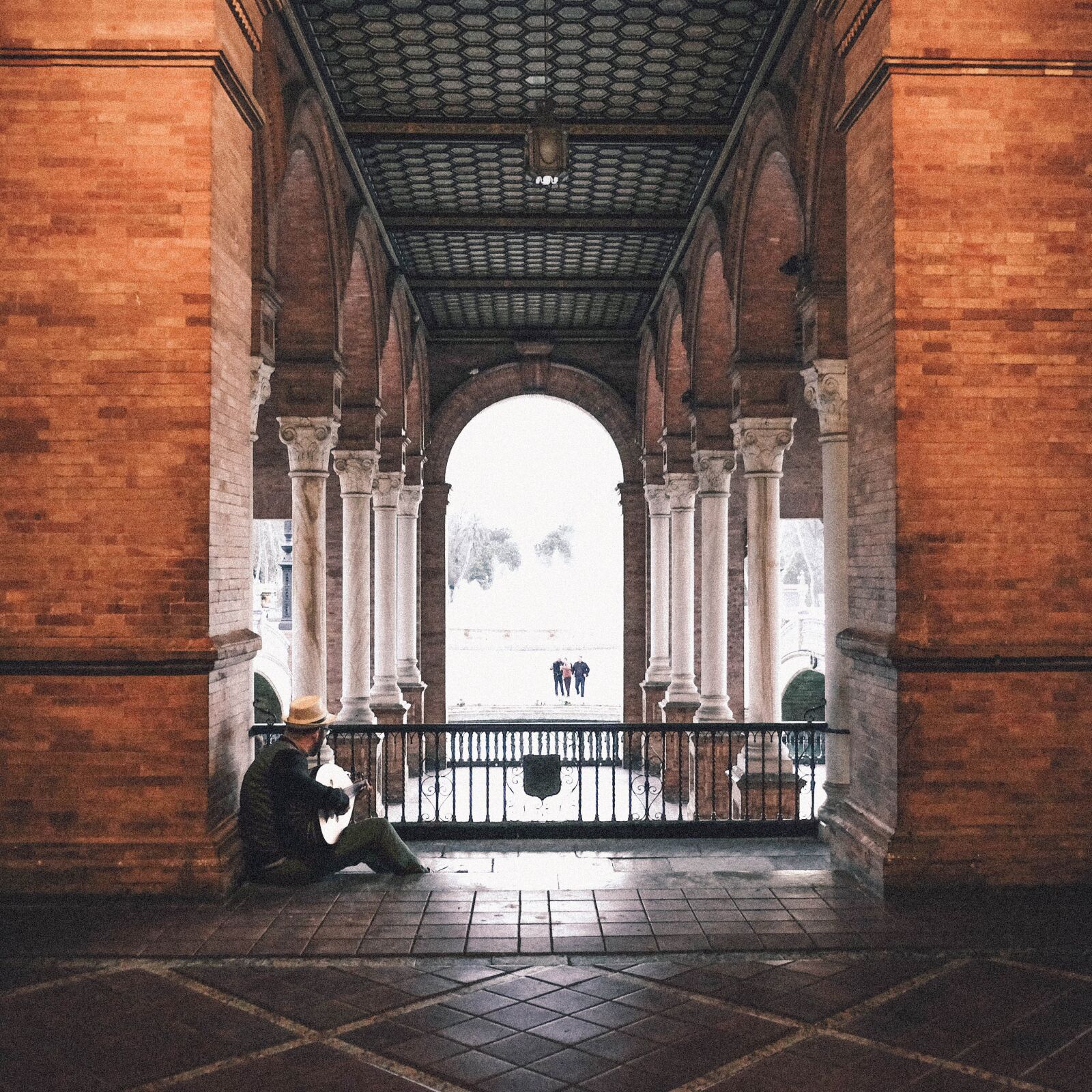 Fujifilm X-T10 sample photo. Plaza of spain, guitar photography